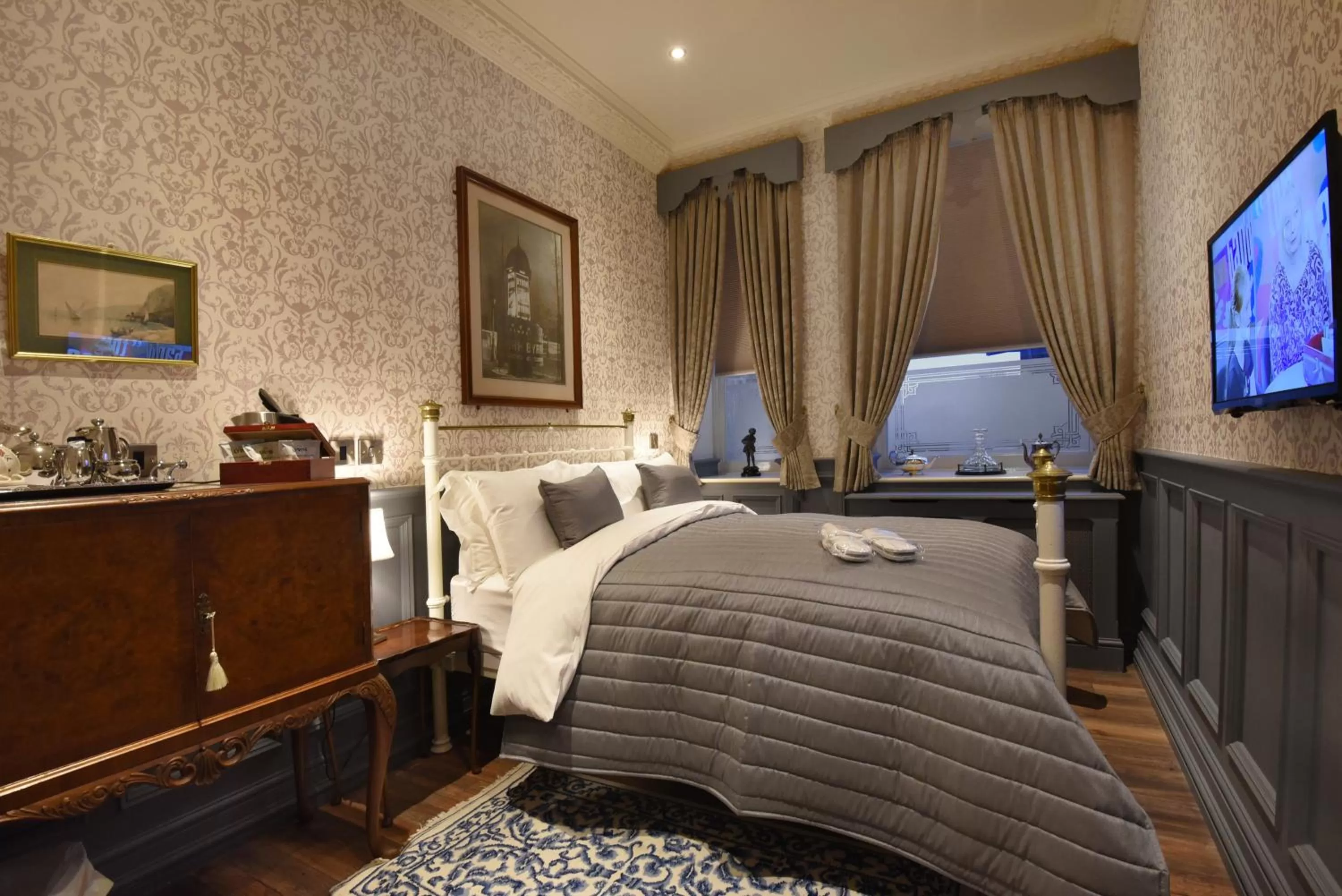 Bed in The Aston Tavern