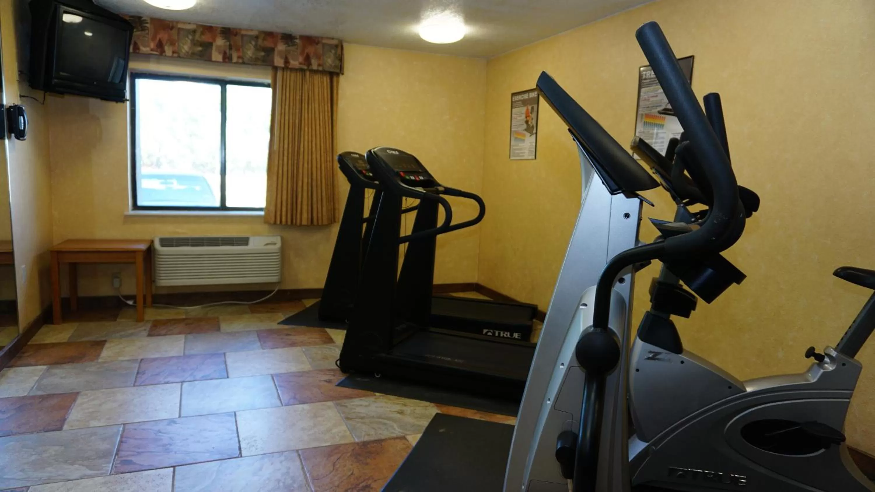 Fitness centre/facilities in Baymont by Wyndham Arlington At Six Flags Dr