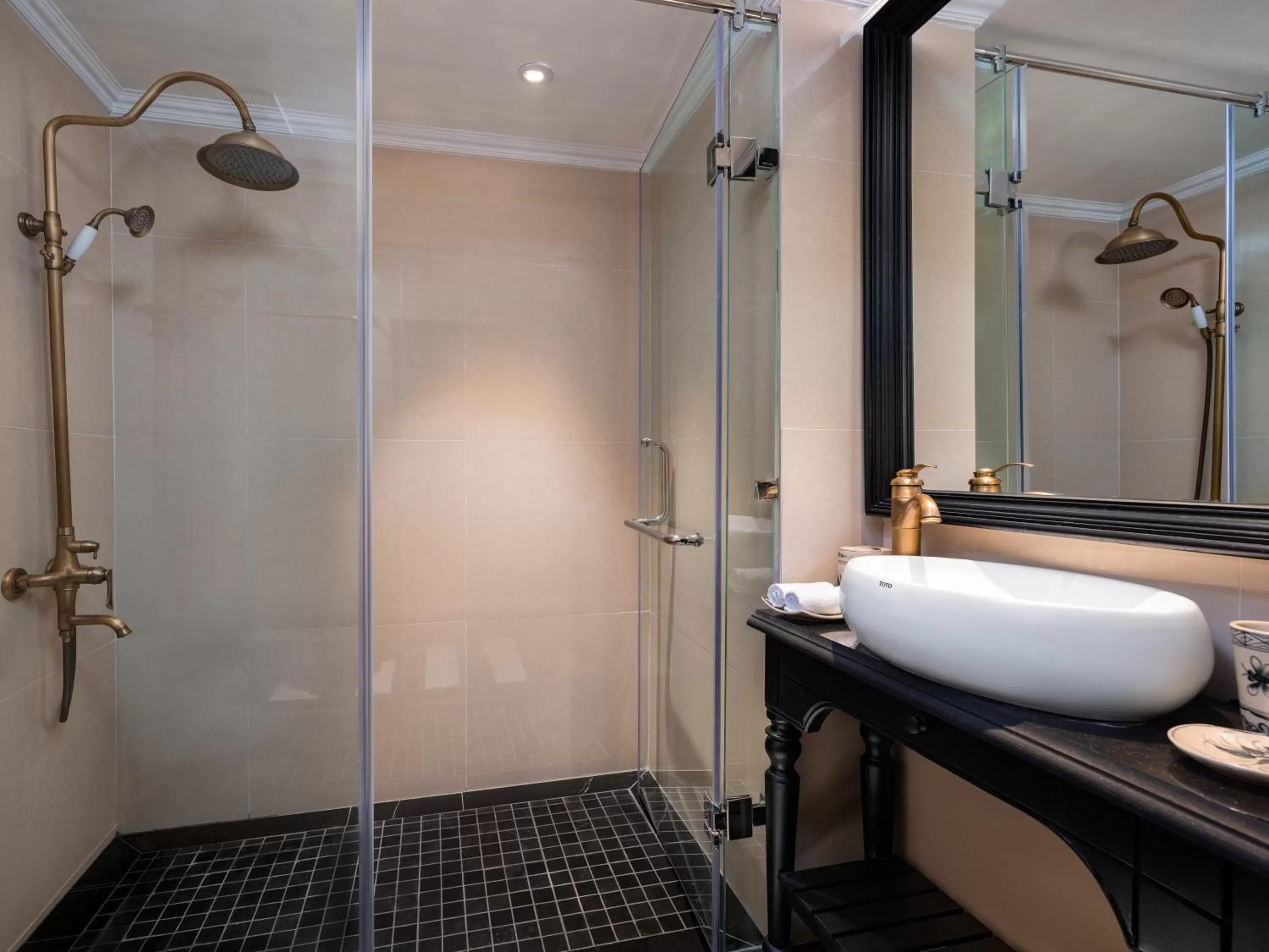 Shower in The Flower Boutique Hotel & Travel