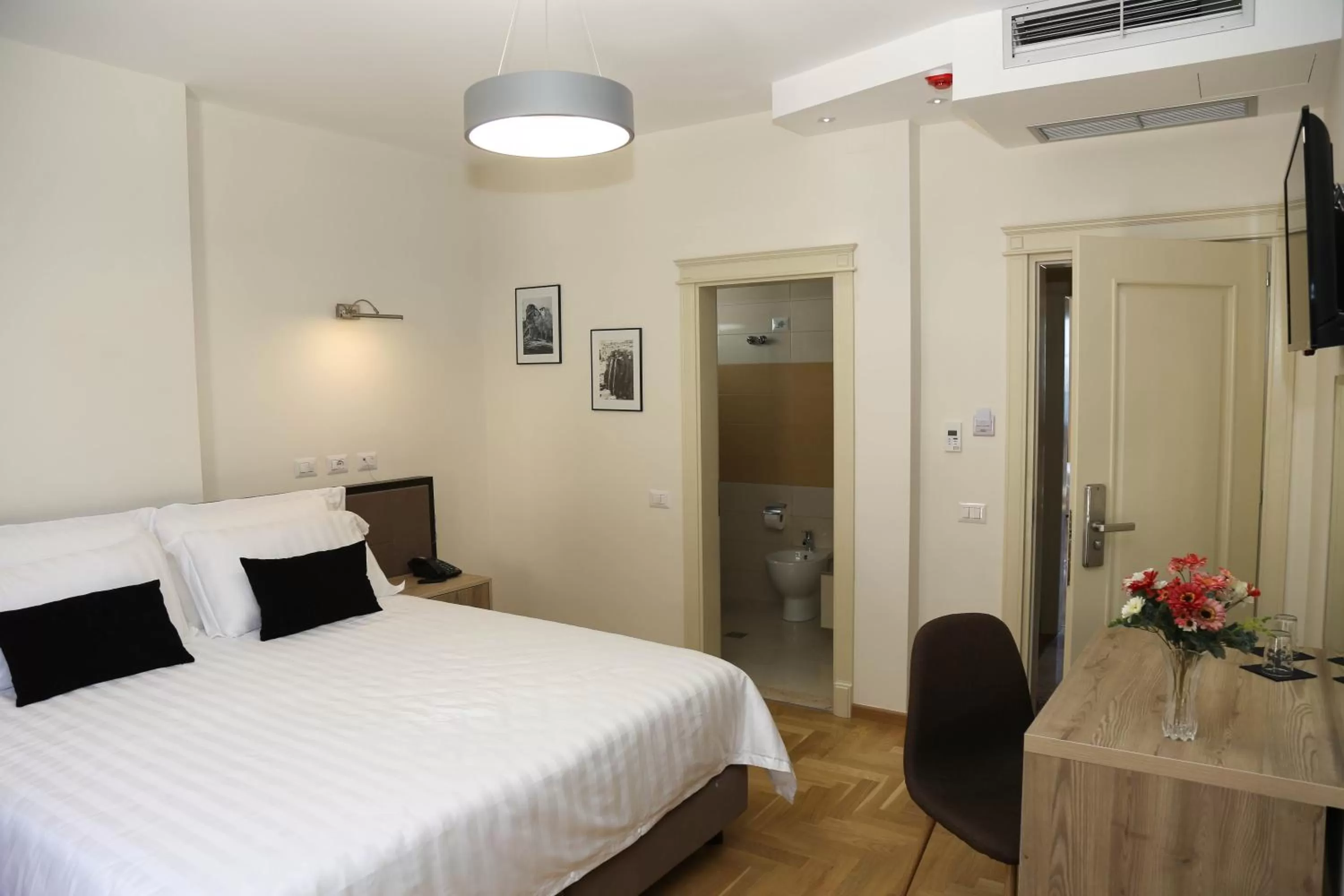 Area and facilities, Bed in Mervin Hotel