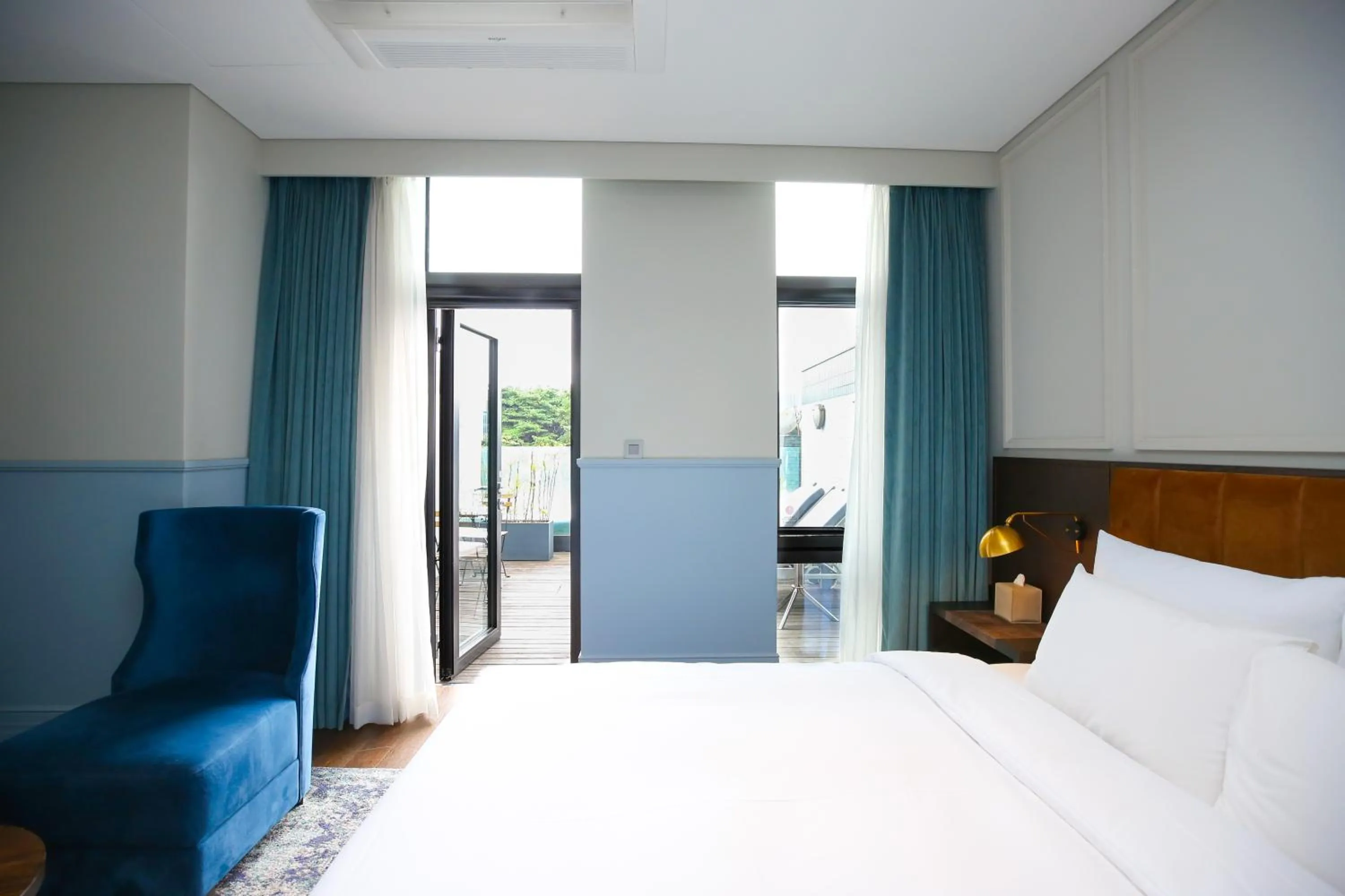 Balcony/Terrace, Bed in Hotel Crescendo Seoul