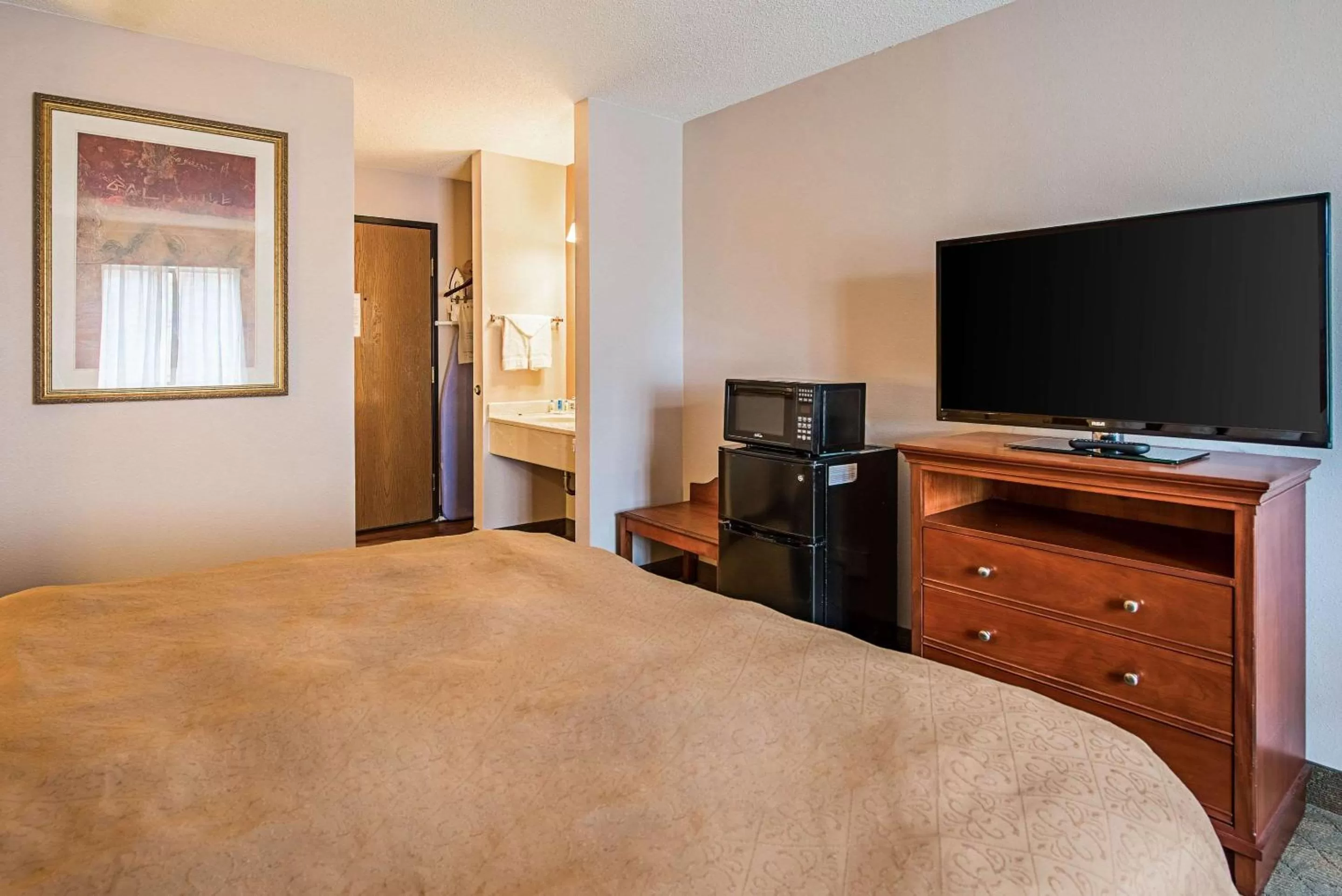 Photo of the whole room, TV/Entertainment Center in Rodeway Inn Huntington