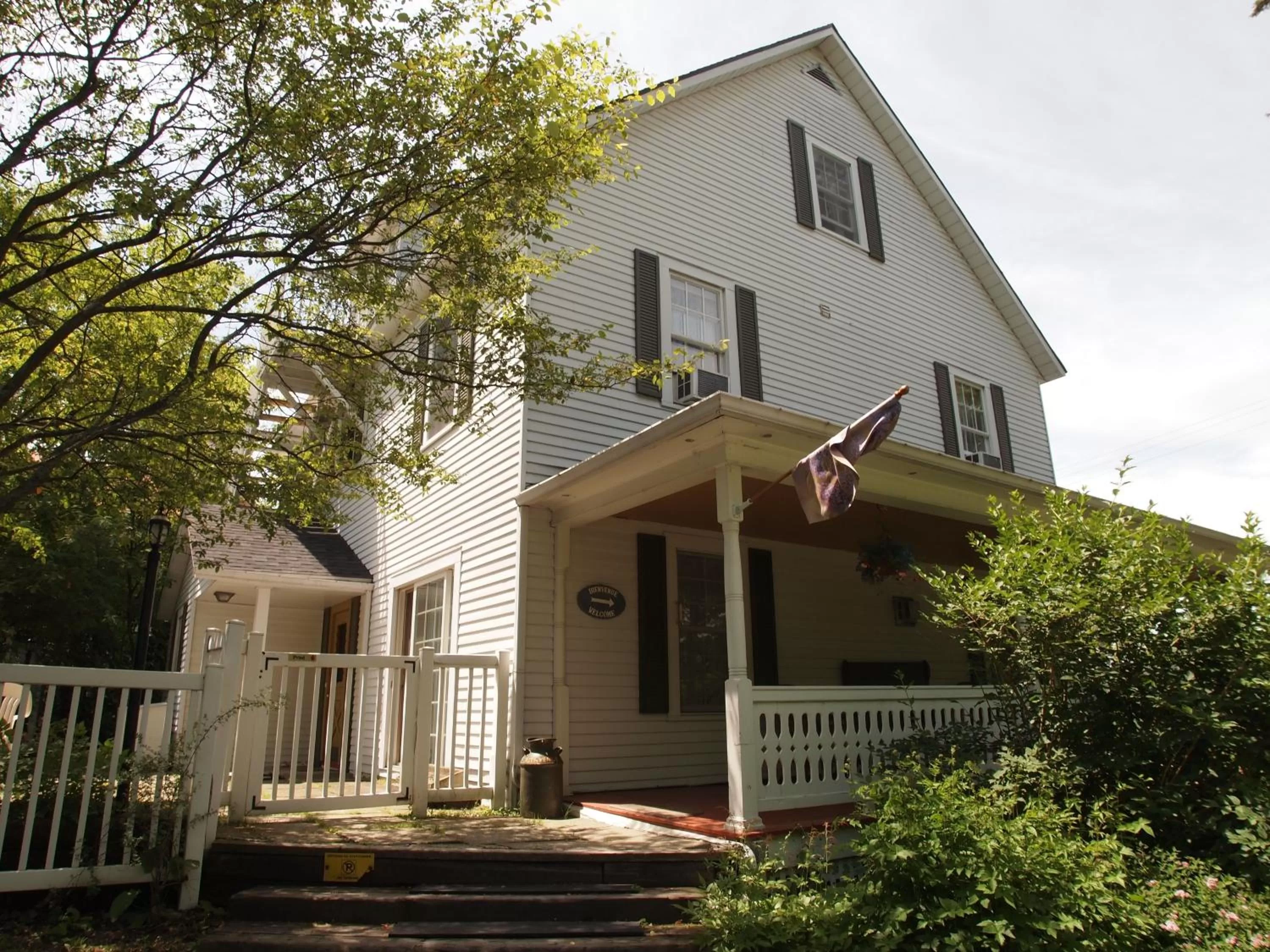 Facade/entrance in Au Manoir de la rue Merry