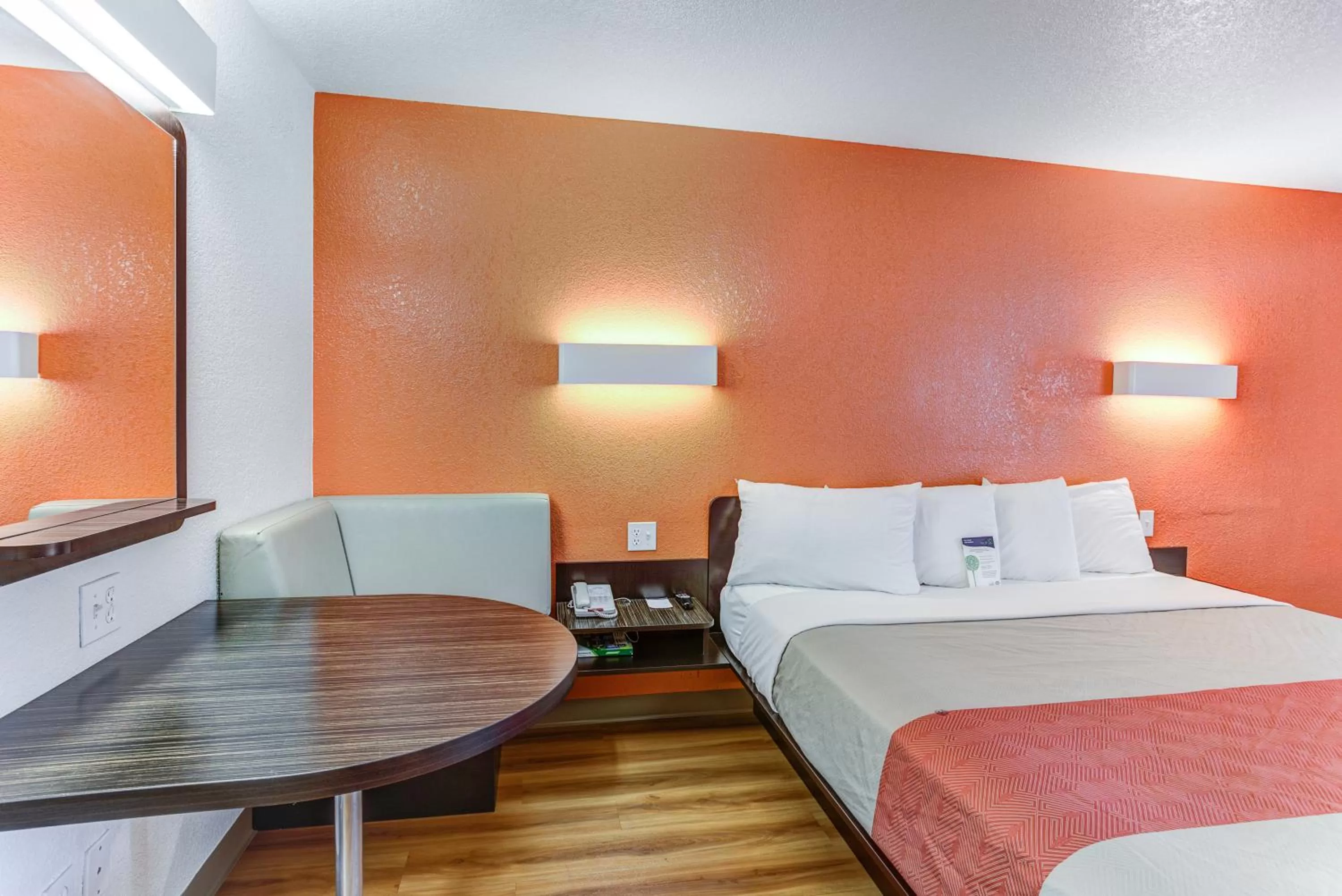 Bedroom, Bed in Motel 6-Portland, OR - Tigard West