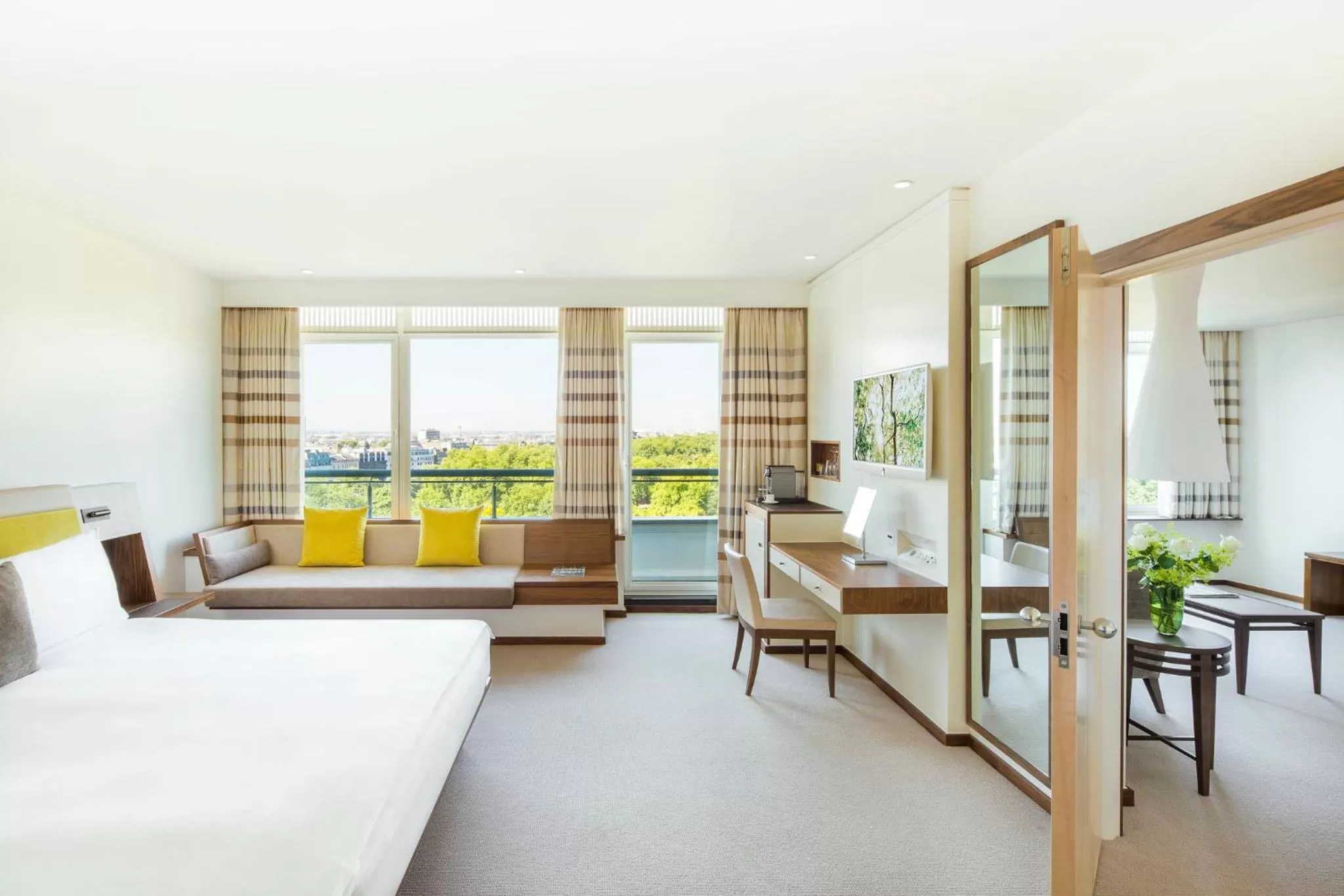 Photo of the whole room, Bed in COMO Metropolitan London