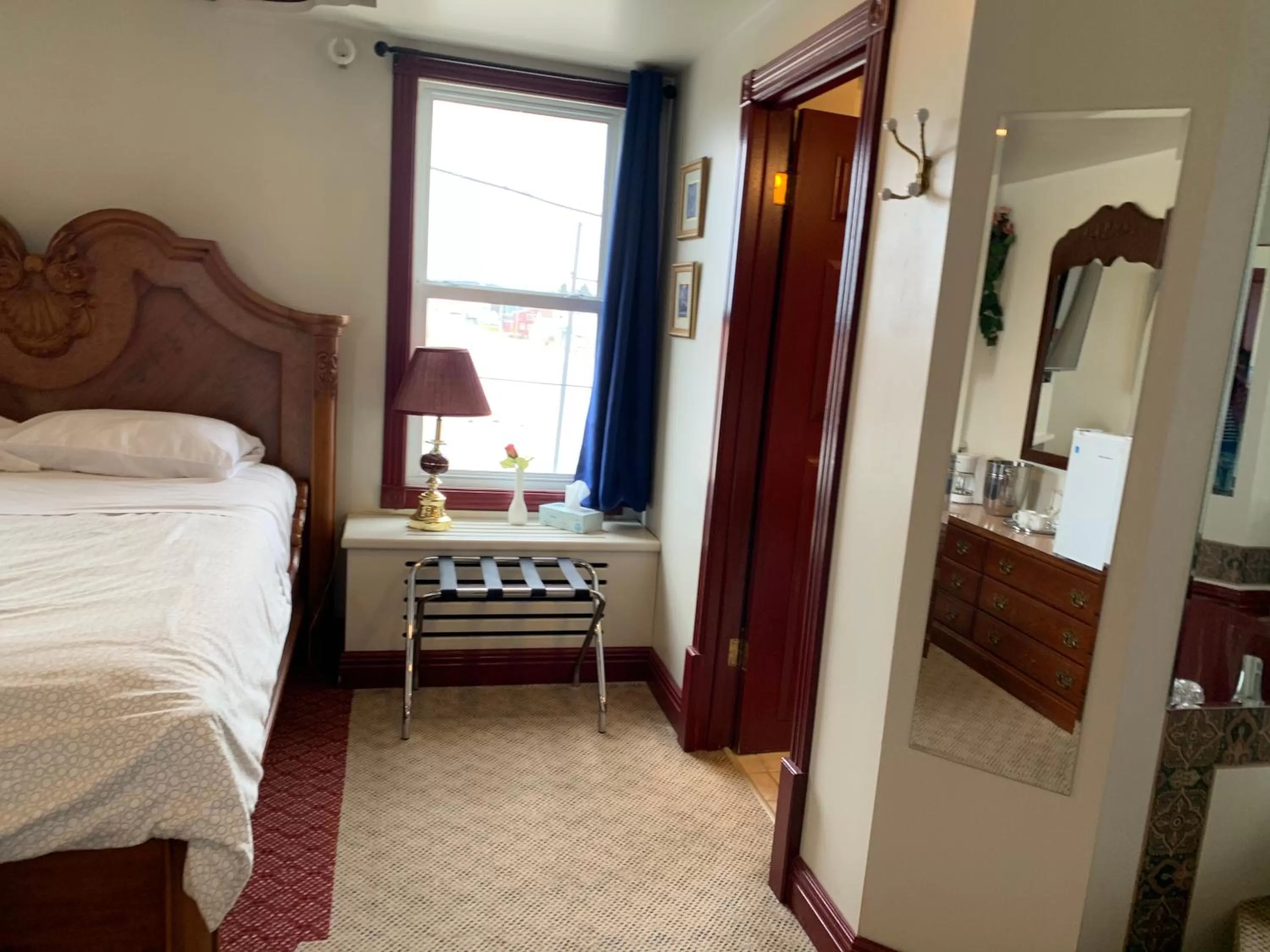 Bed in Lakeview Hotel