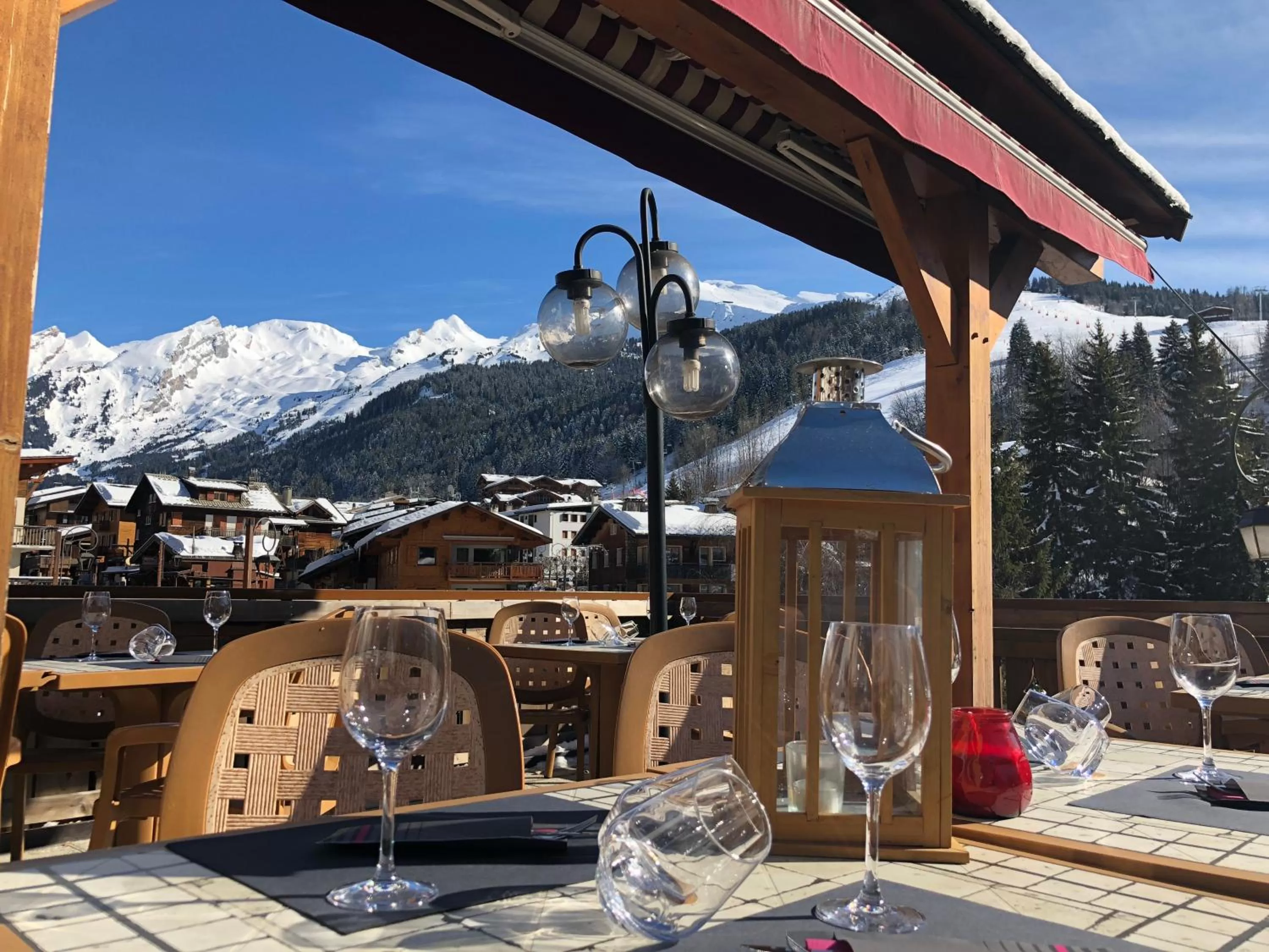 Patio in Hôtel La Montagne