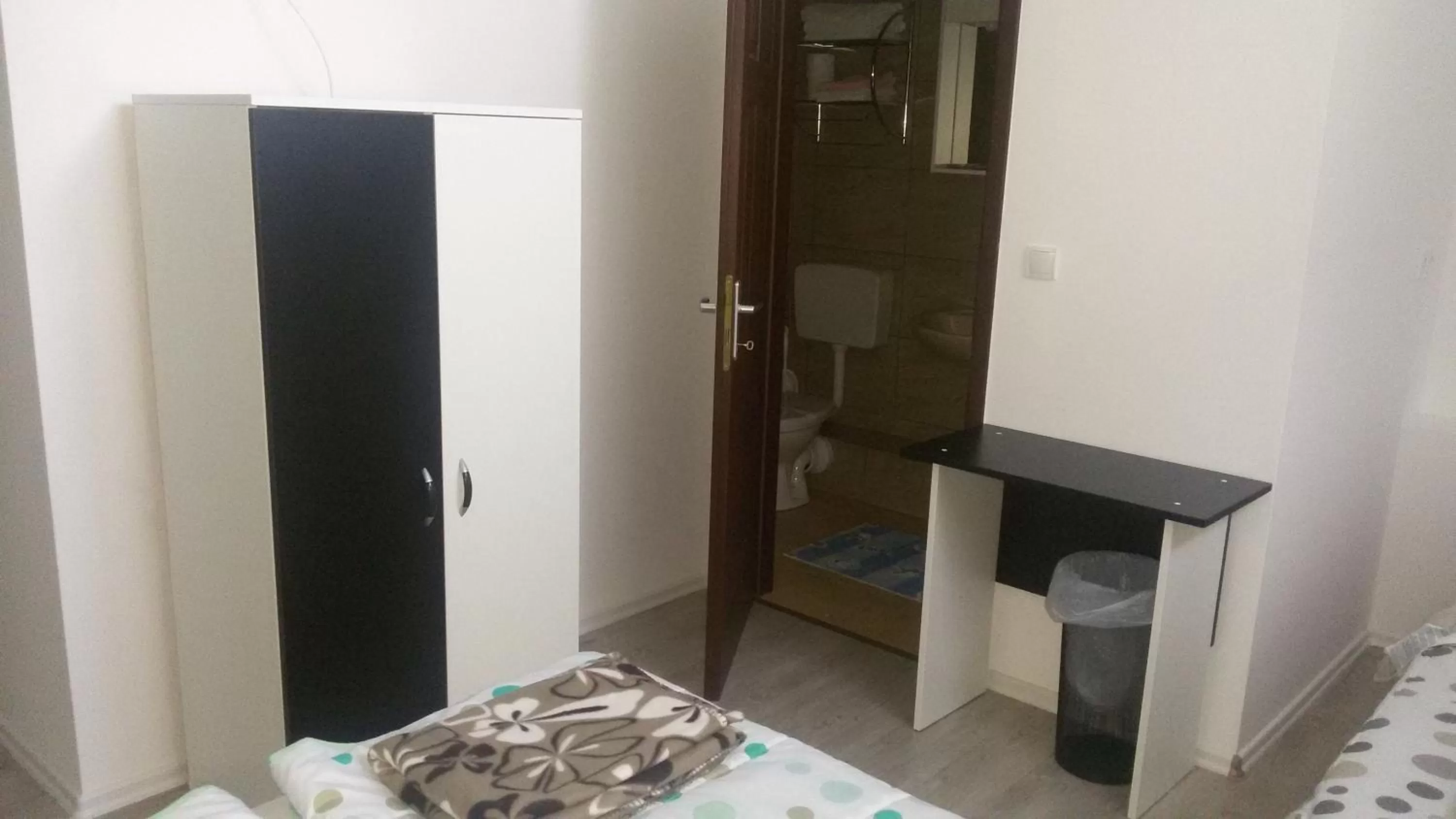 Toilet, TV/Entertainment Center in Motel Maks