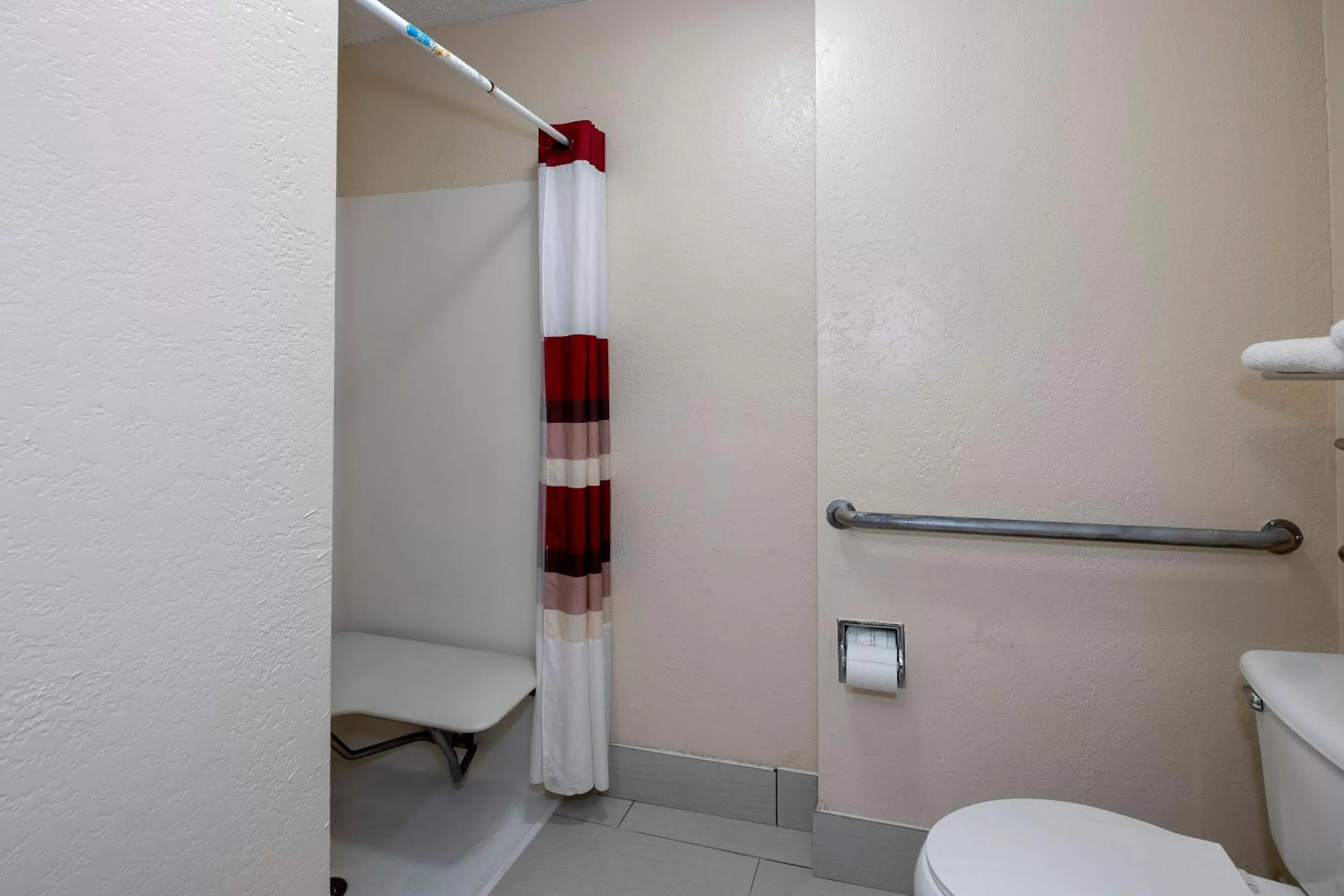 Bathroom in Red Roof Inn & Suites Pensacola-NAS Corry