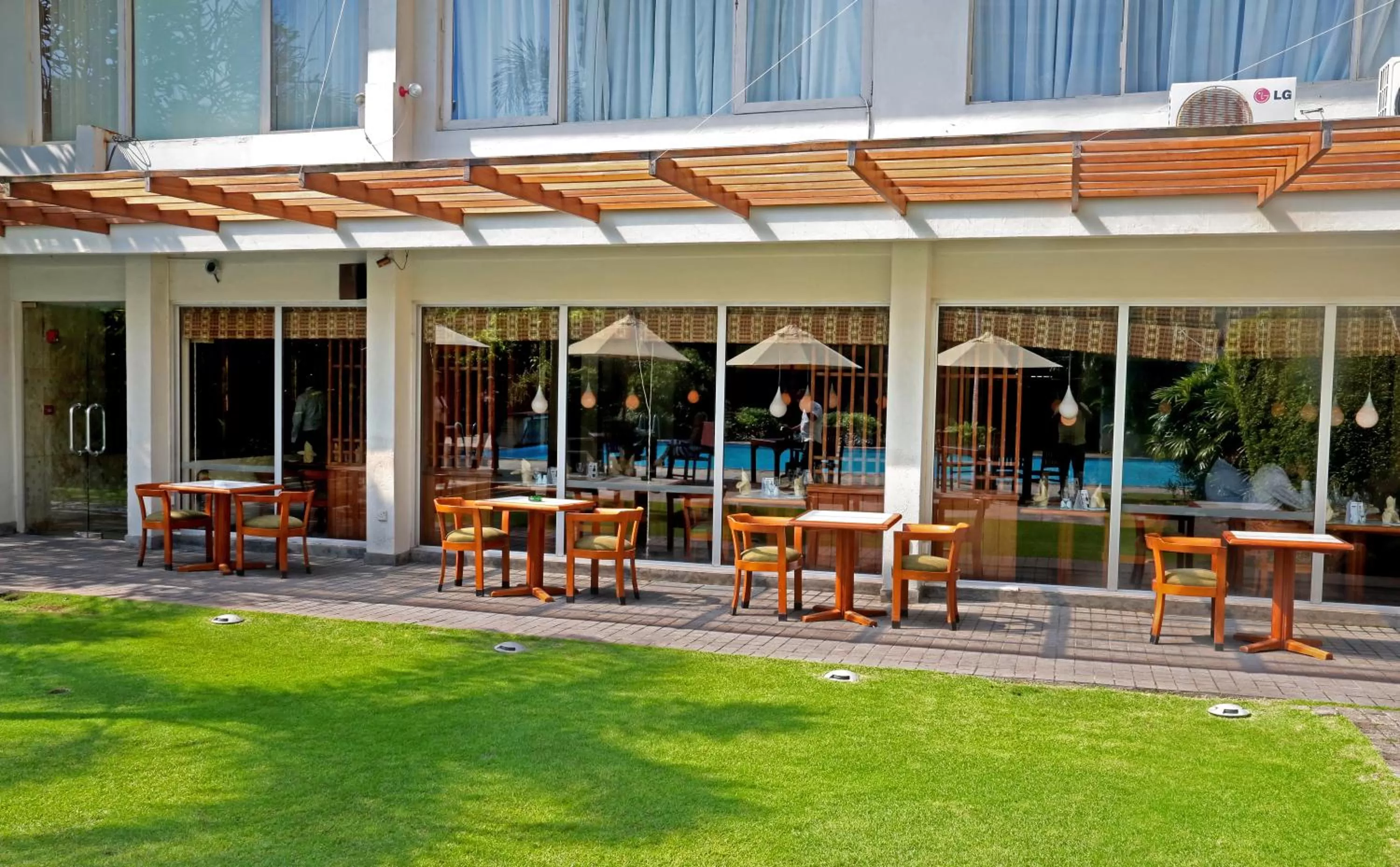 Restaurant/places to eat in Ramada Colombo