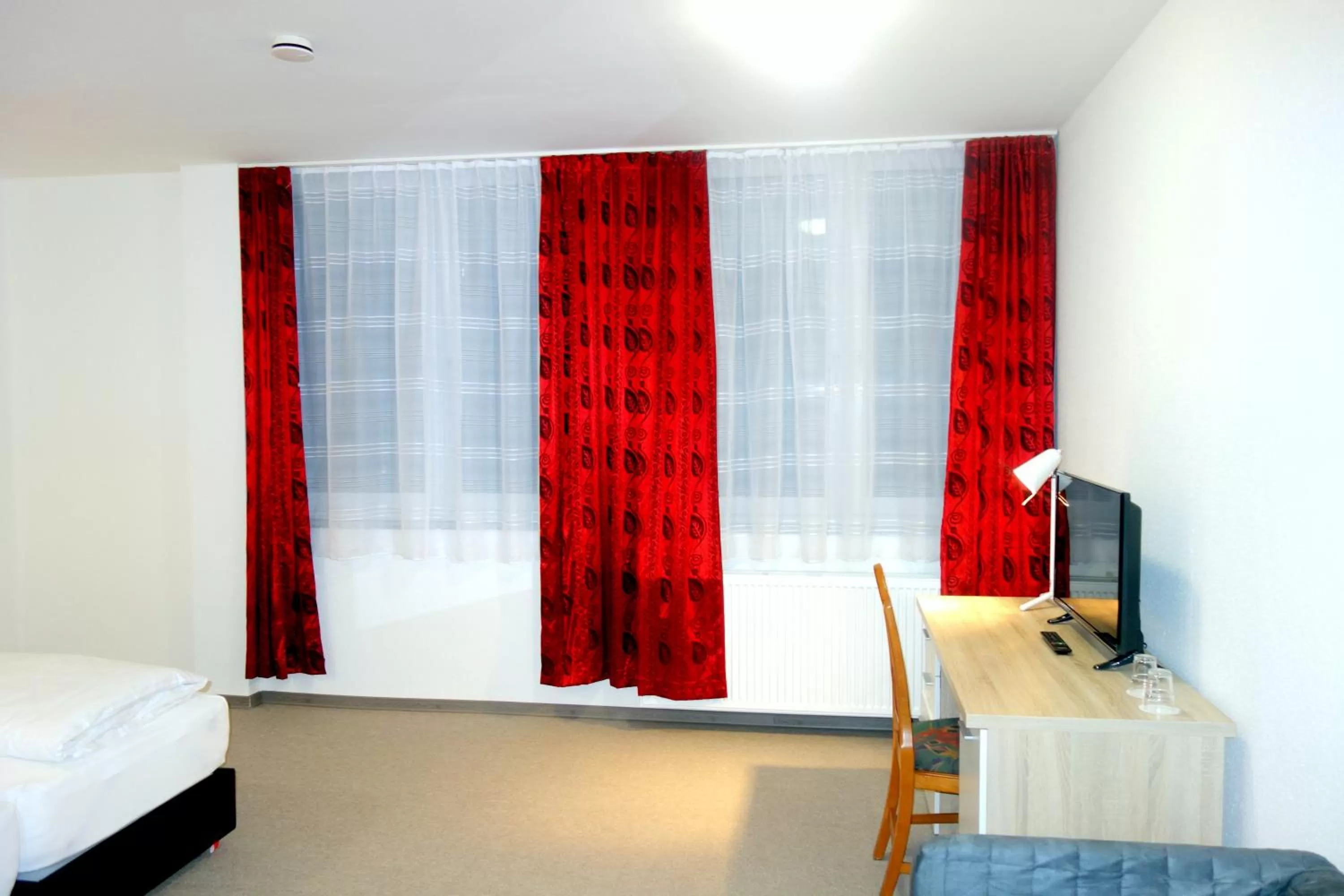 Property building, Bed in Budget Hotel Ludwigshafen