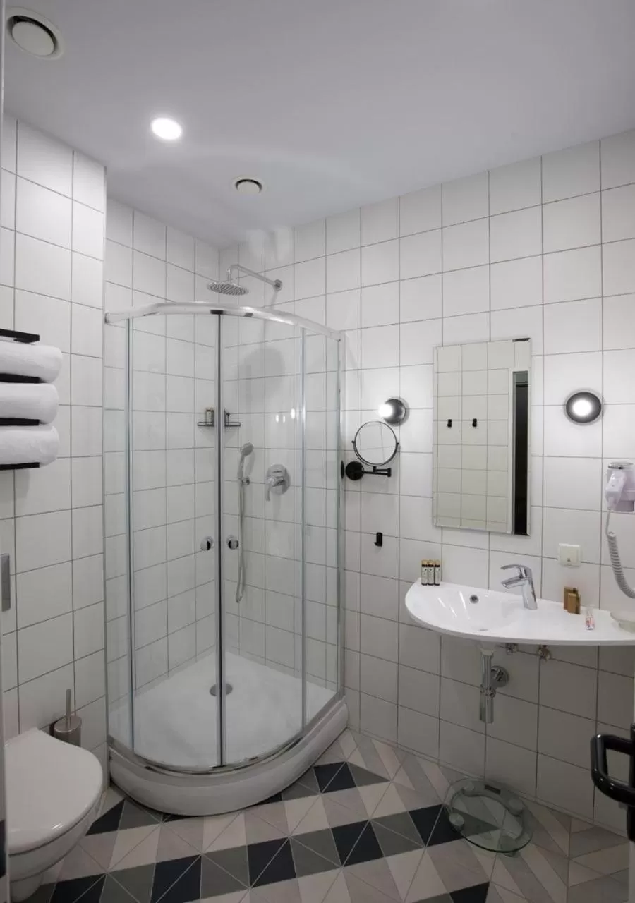 Bathroom in Four Rooms City