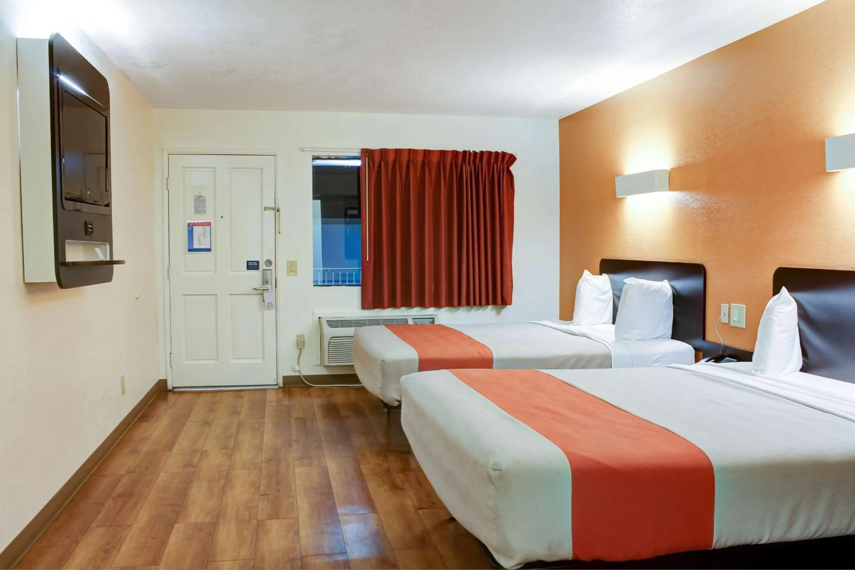 TV and multimedia, Bed in Motel 6-Bishop, CA