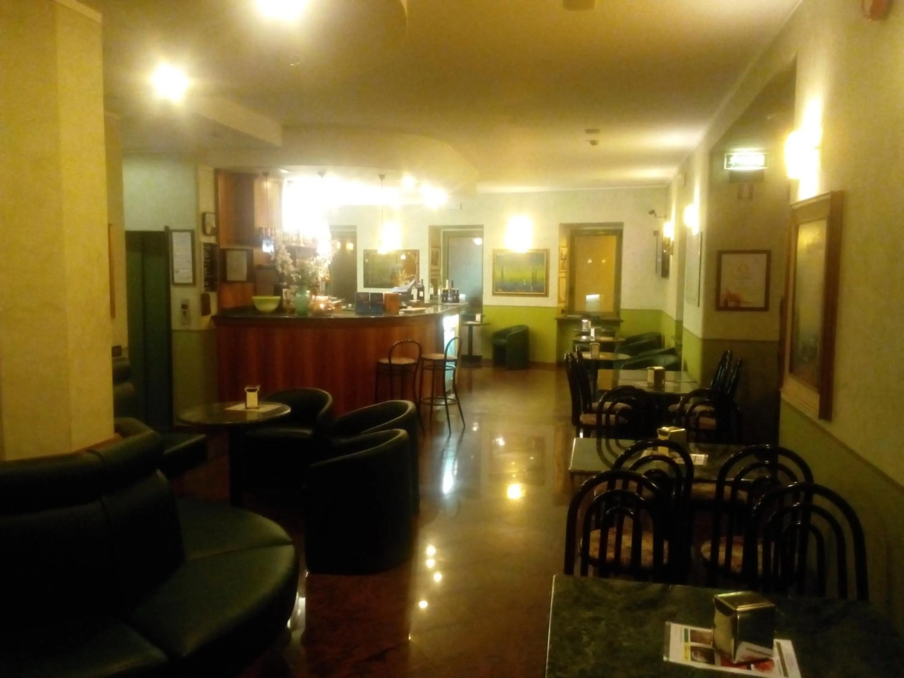 Restaurant/places to eat in Hotel Azalea