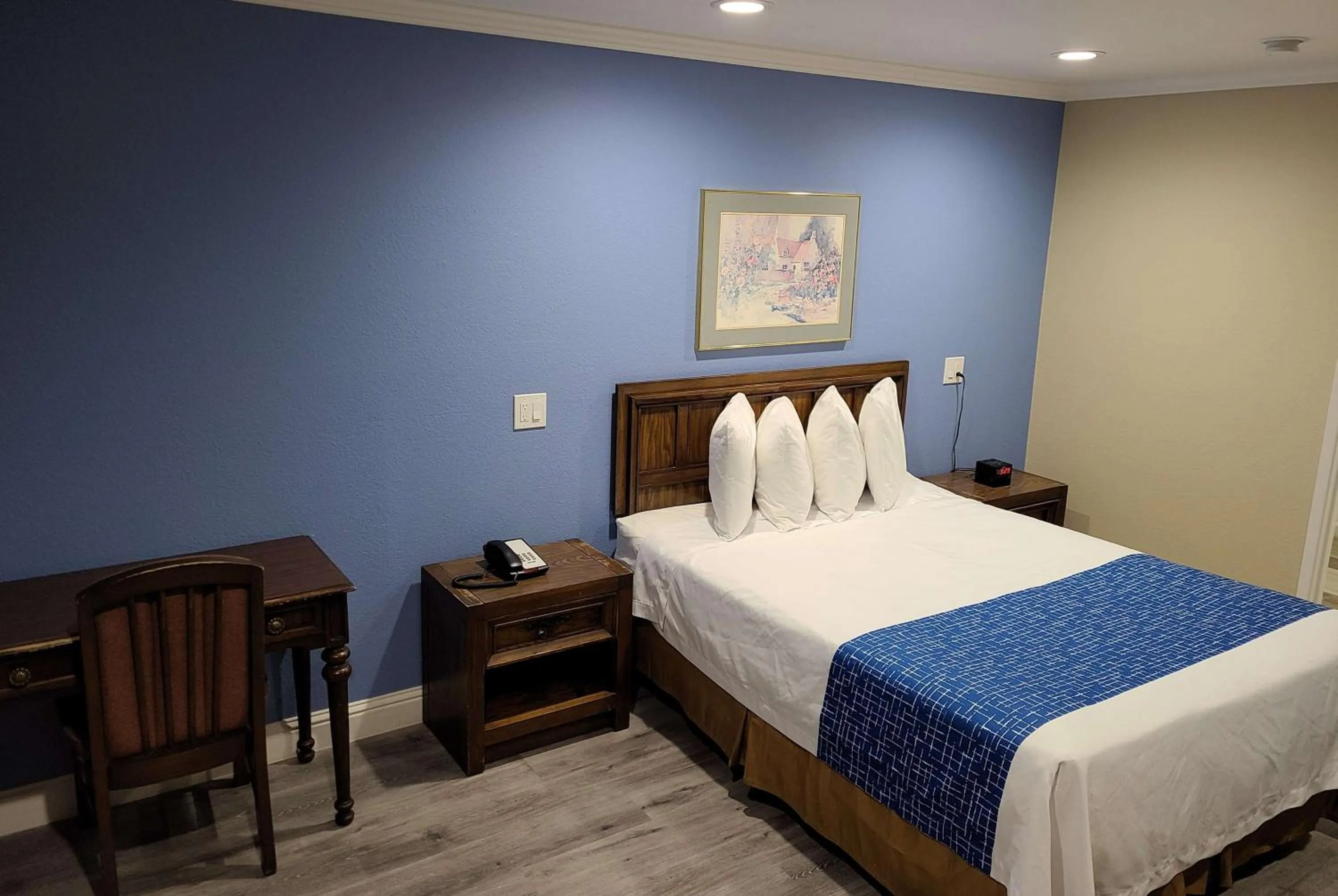 Photo of the whole room, Bed in Travelodge by Wyndham Clearlake