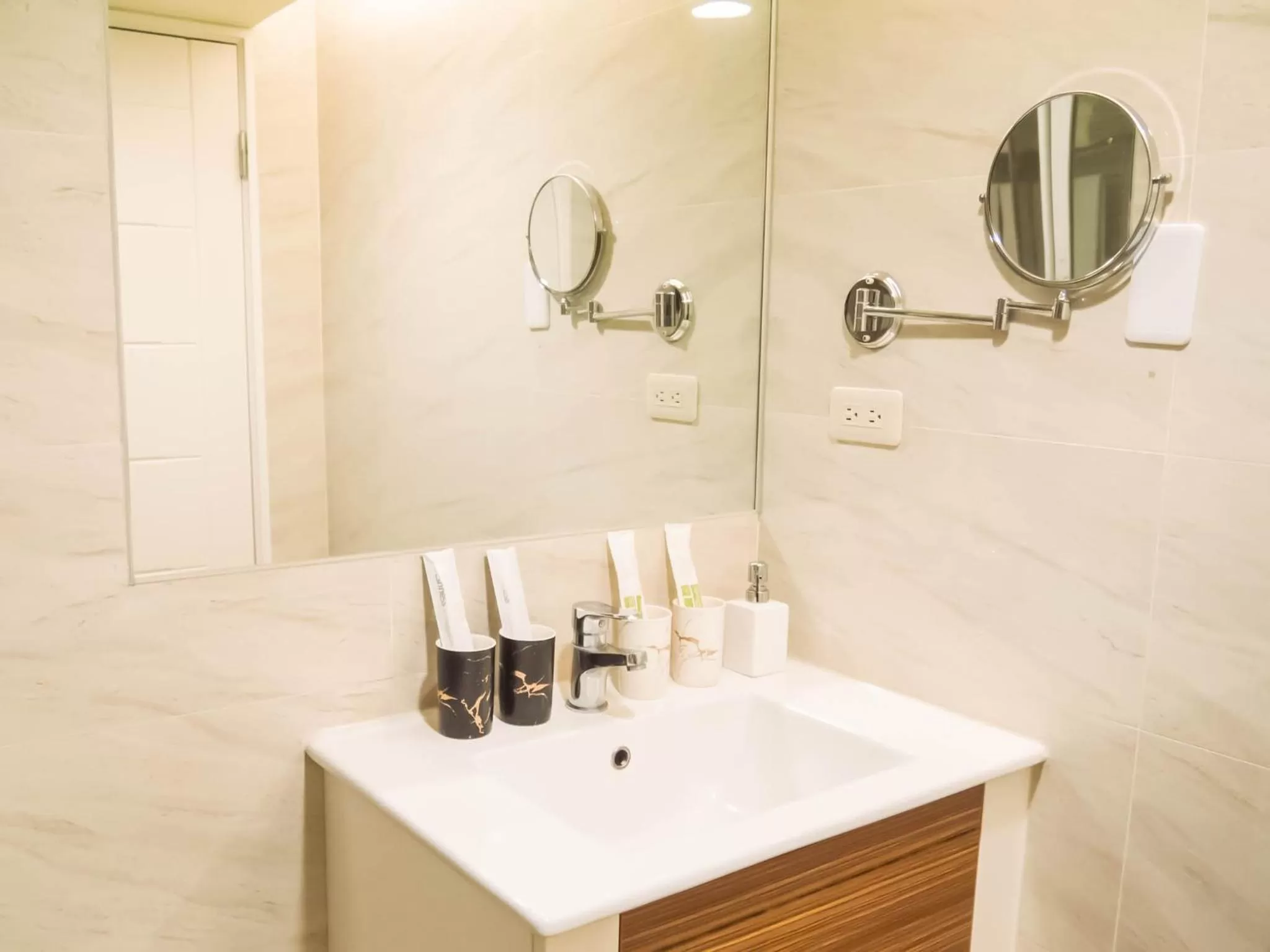 Bathroom in Green Hotel - Tea Way