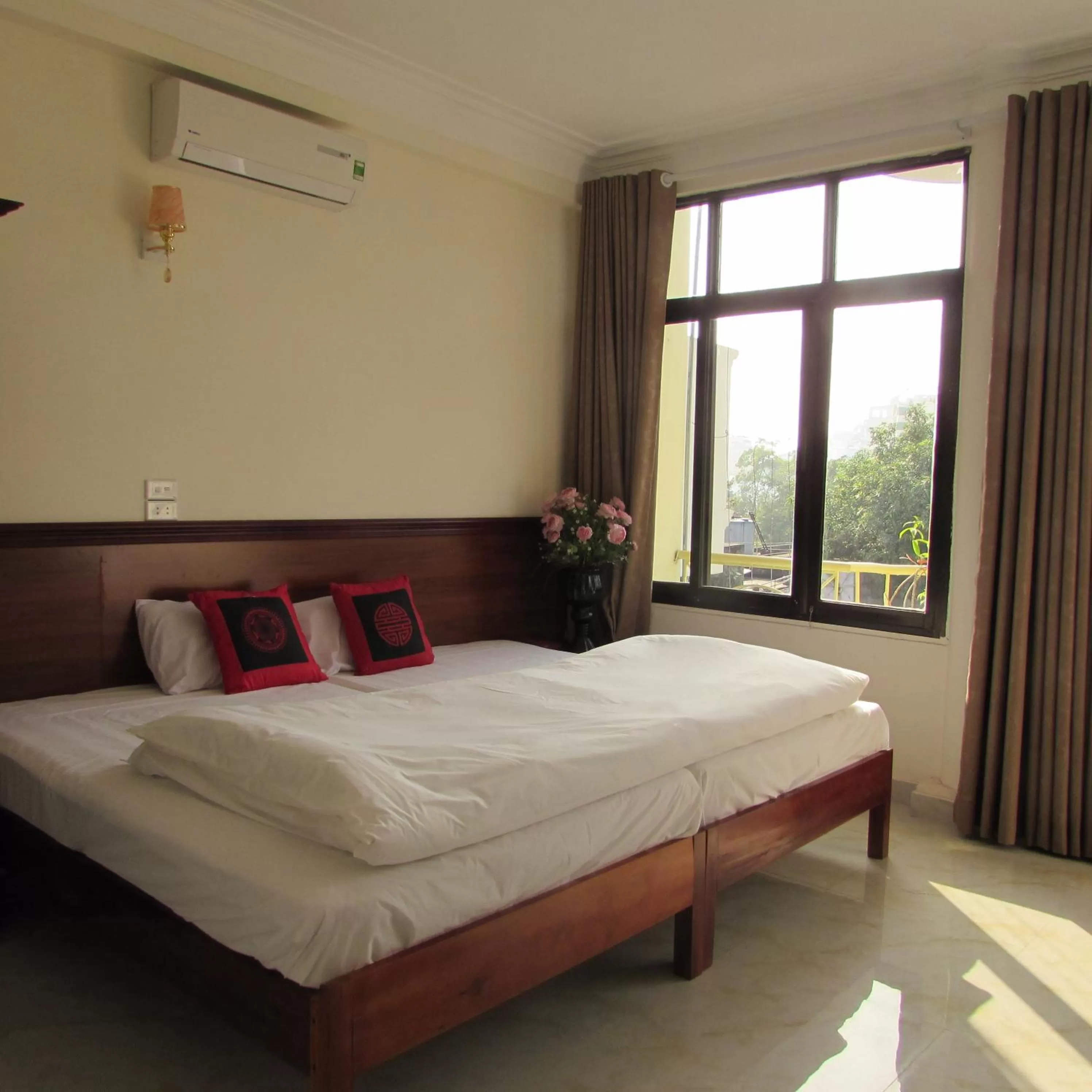 Bedroom, Bed in Viet Nhat Halong Hotel - Bai Chay