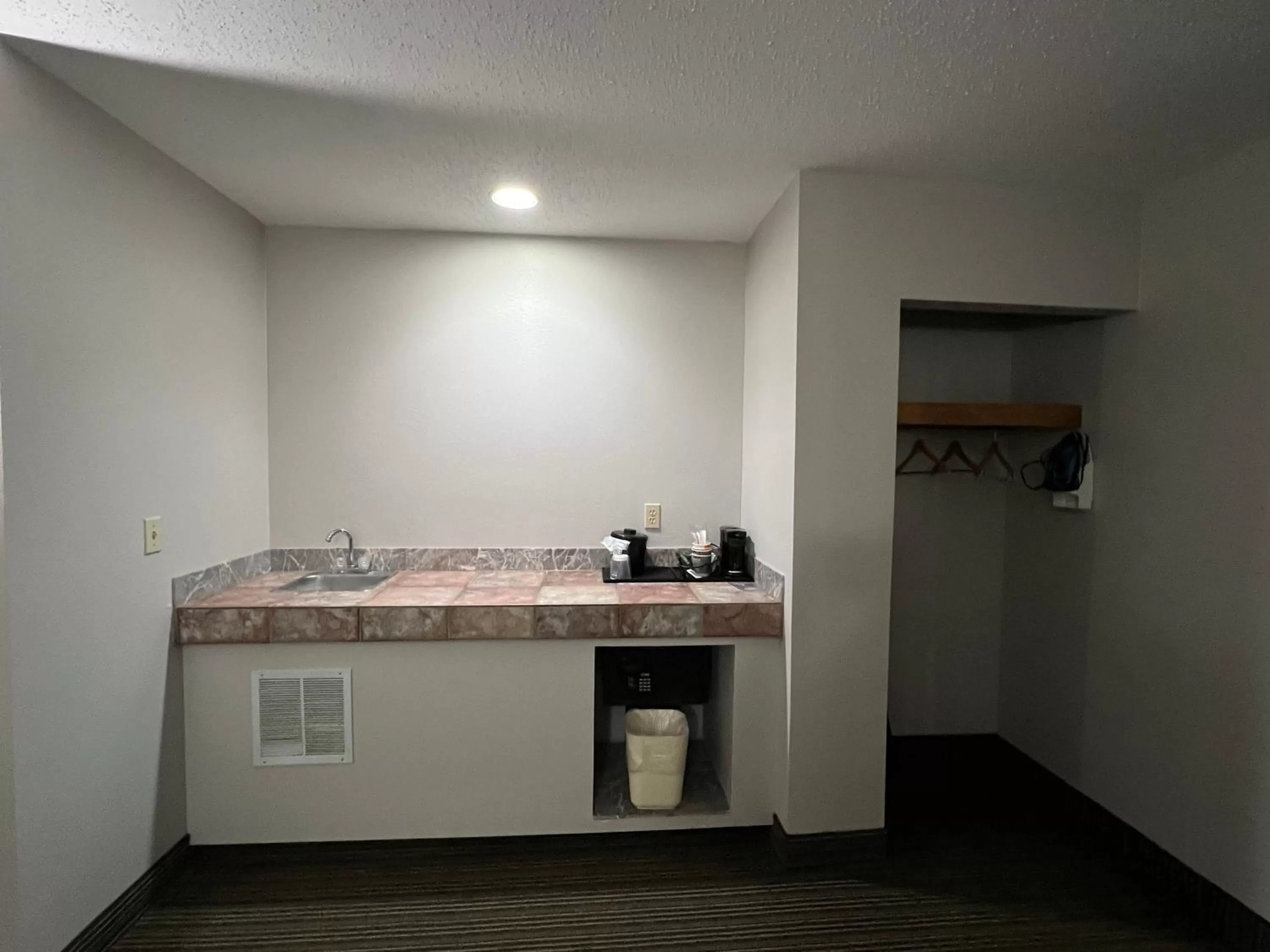Kitchen or kitchenette in Country Inn & Suites by Radisson, Battle Creek, MI