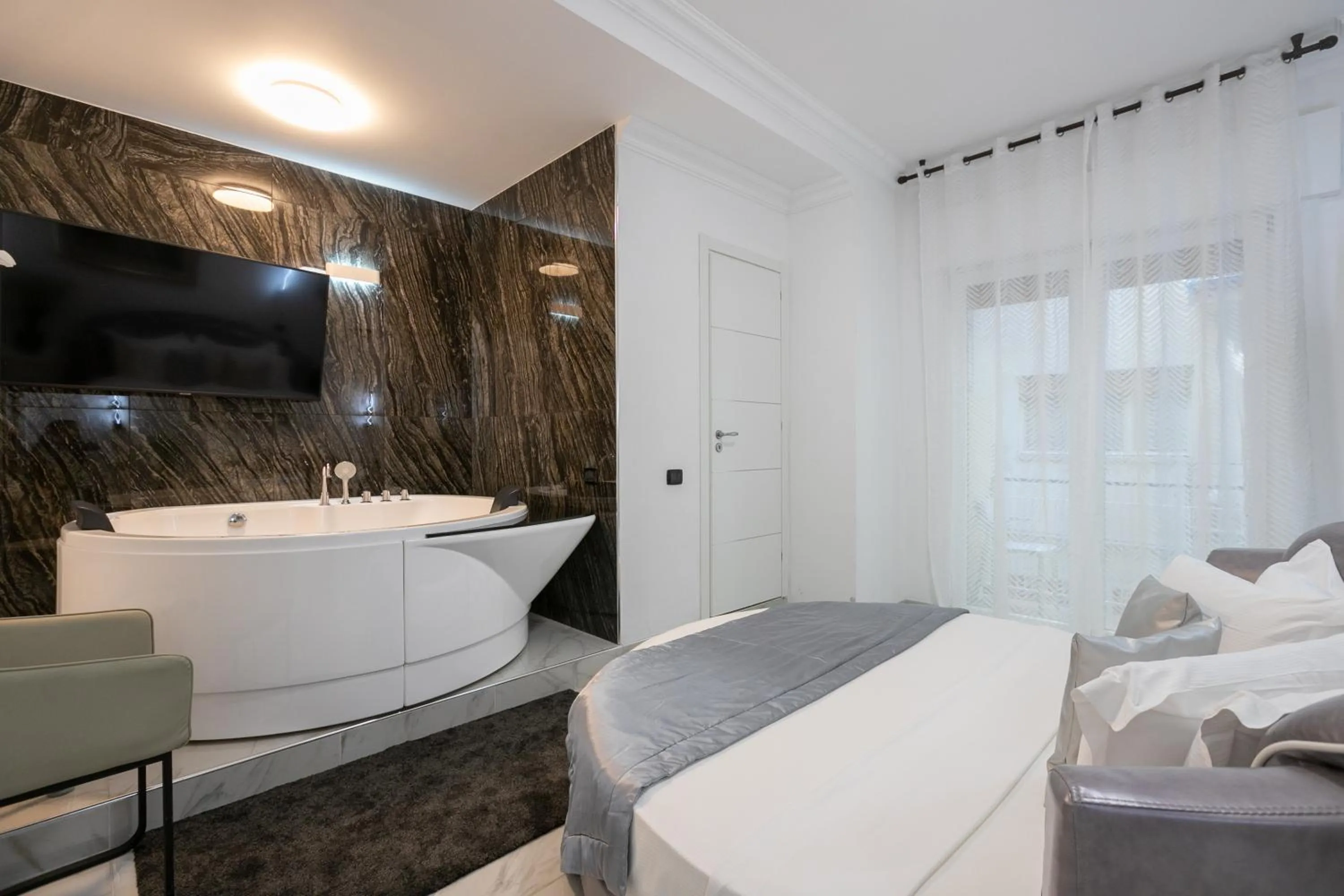 Hot Tub, Bed in Gregorio VII Luxury Suites San Damaso