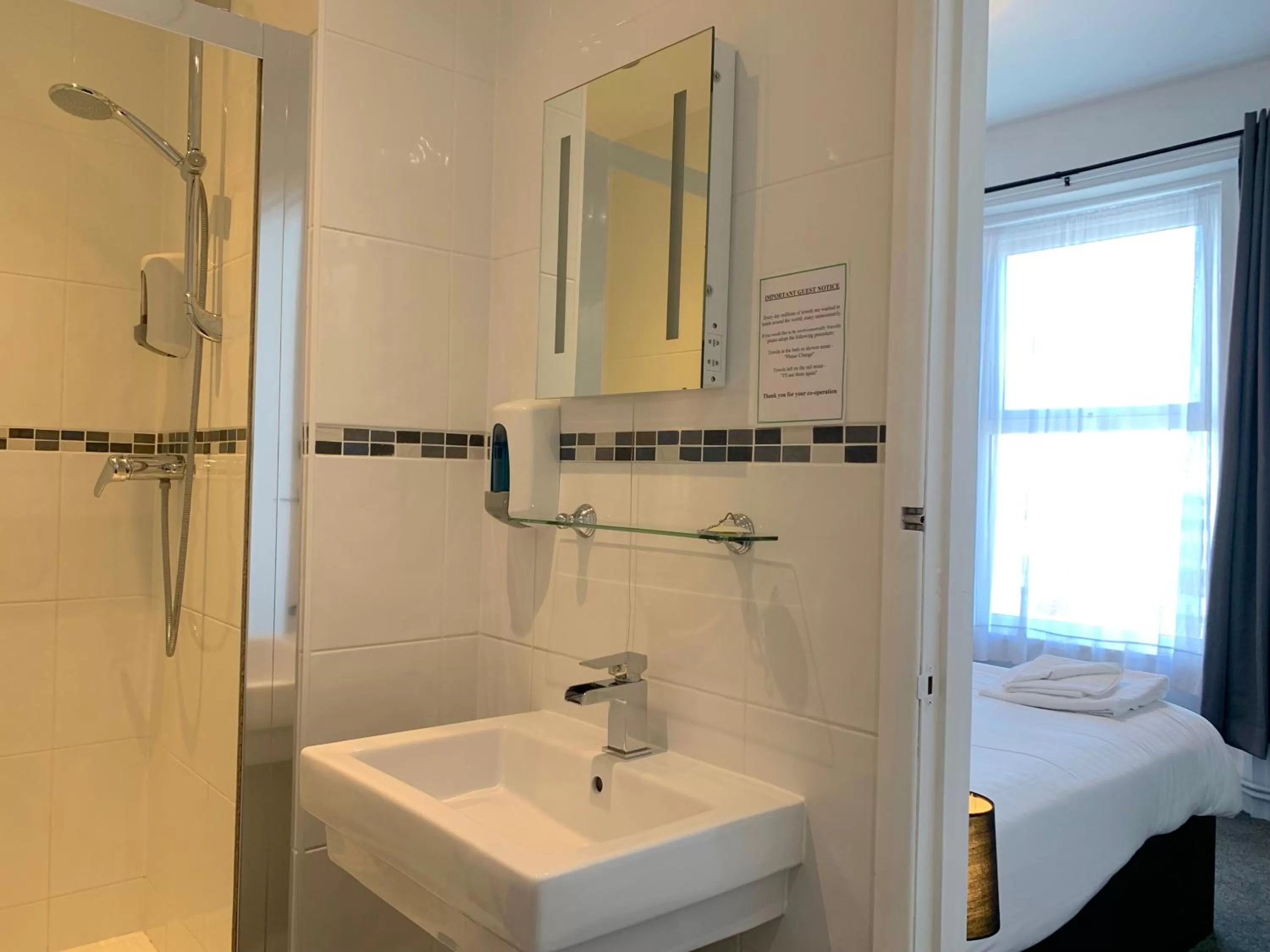 Bathroom in The Royal Clarence Hotel (on the Seafront)