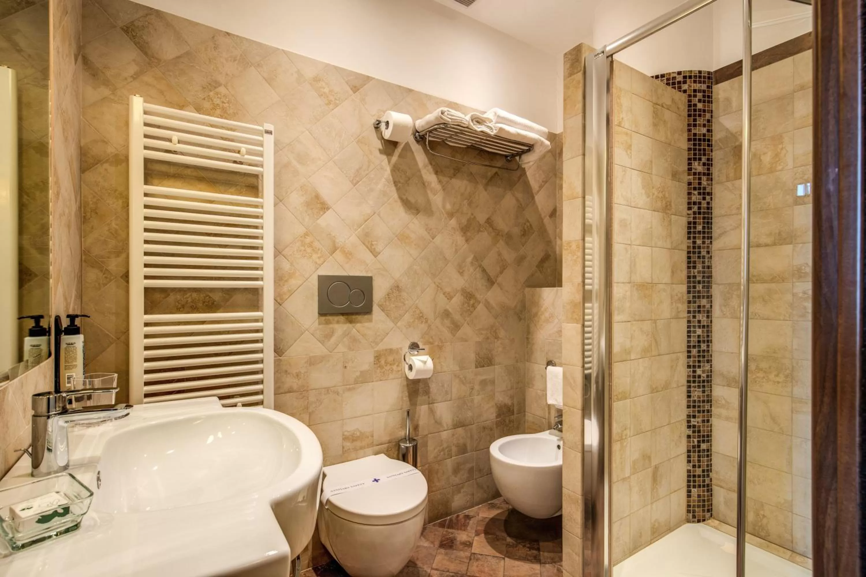 Shower in Hotel Roma Tiburtina Metro