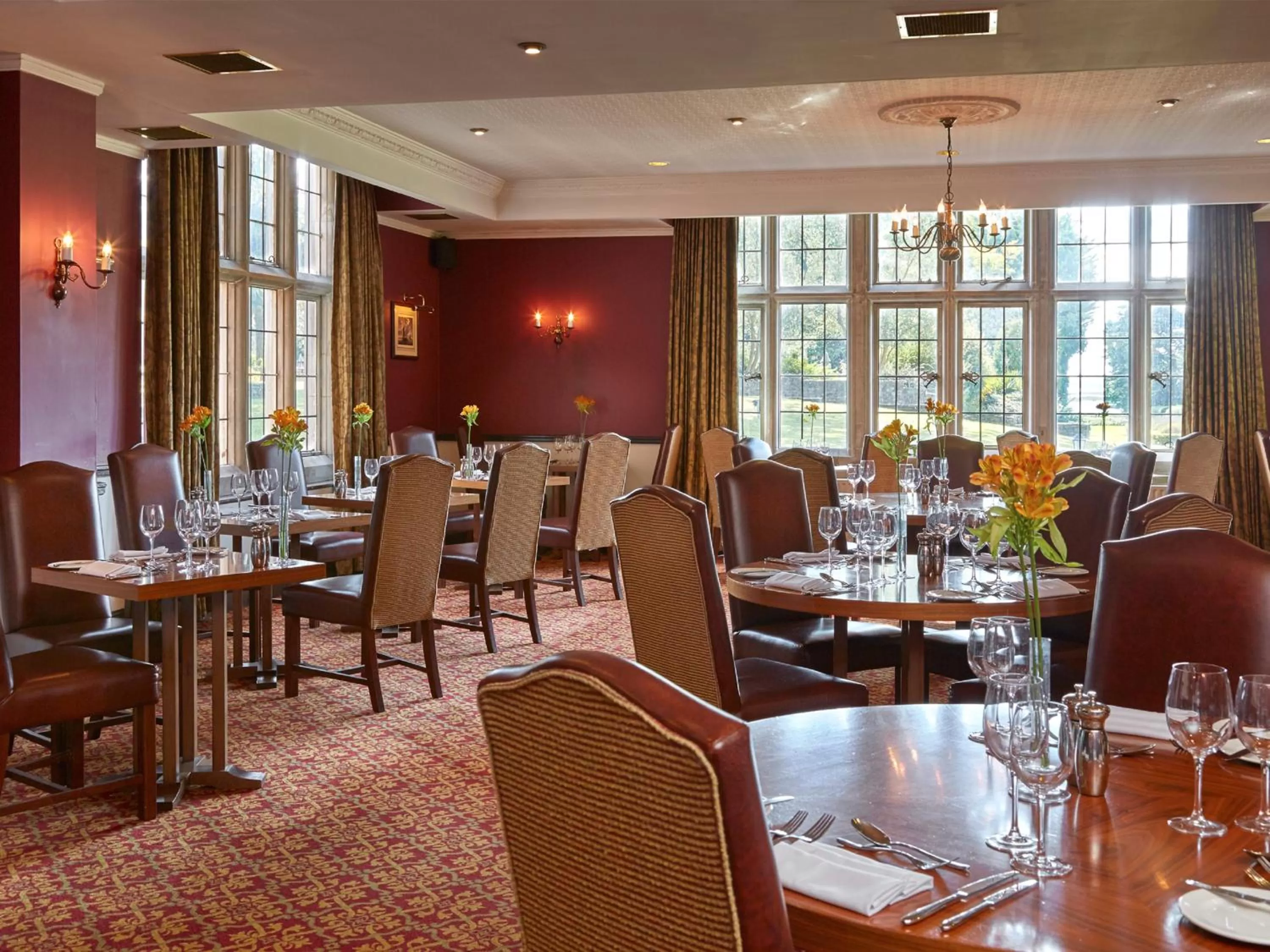 Restaurant/places to eat in Elmers Court Hotel
