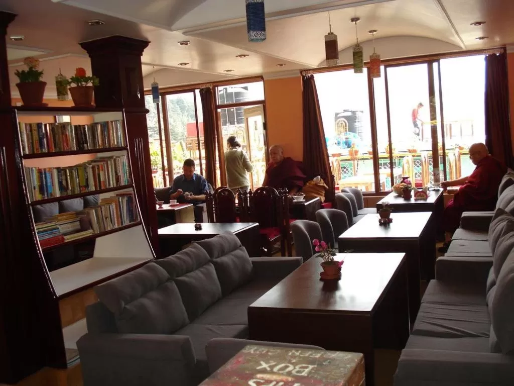 Restaurant/places to eat in Green Hotel