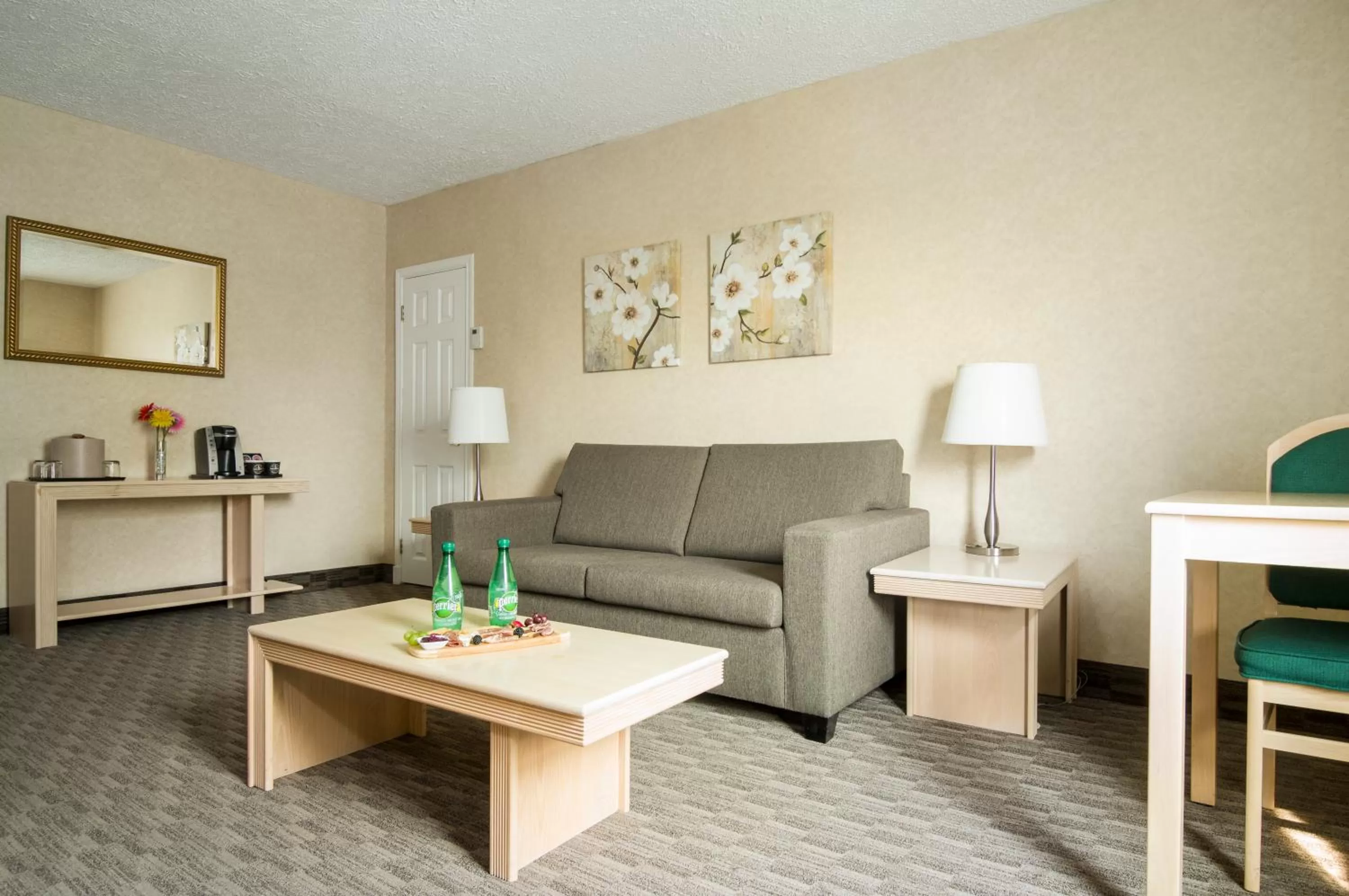 Living room in Mount Peyton Resort & Conference Centre