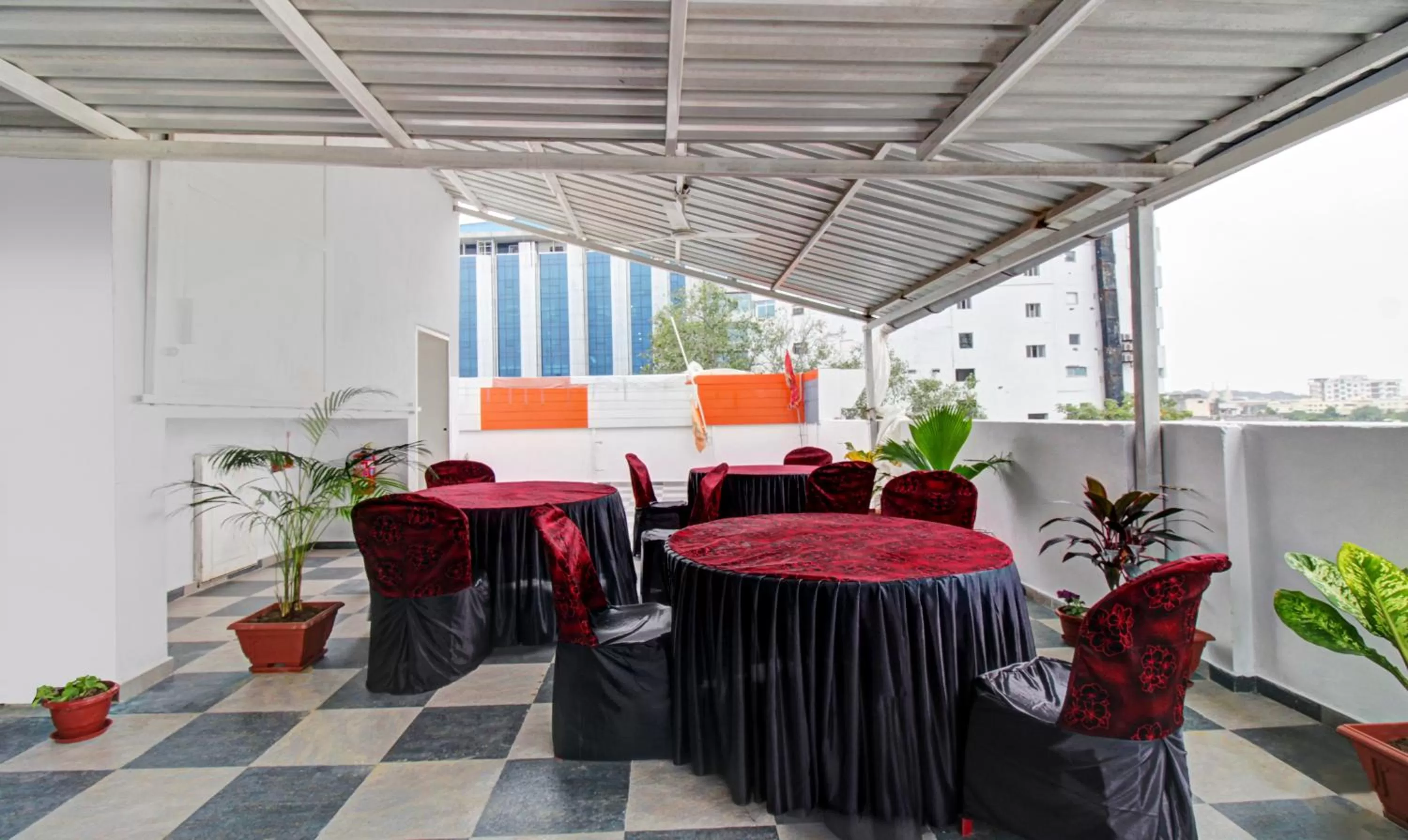 Restaurant/places to eat in Treebo Hotel Rk Inn, Railway Station