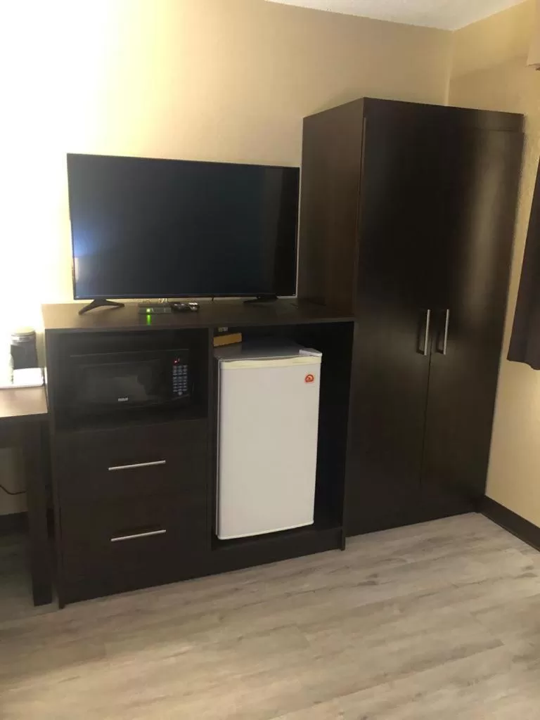 Kitchen or kitchenette in wallaceburg inn