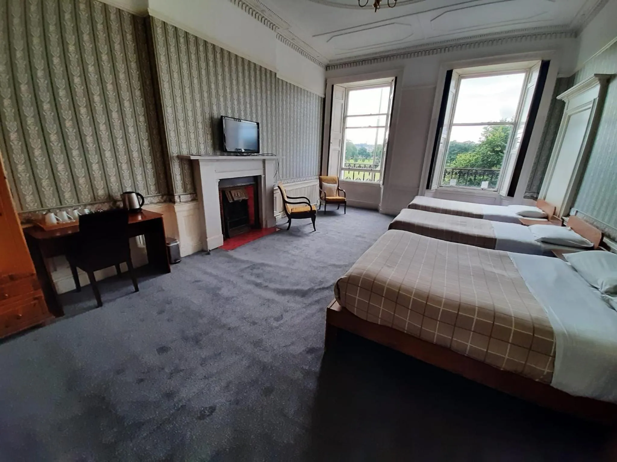 Photo of the whole room, Bed in Adelphi Hotel