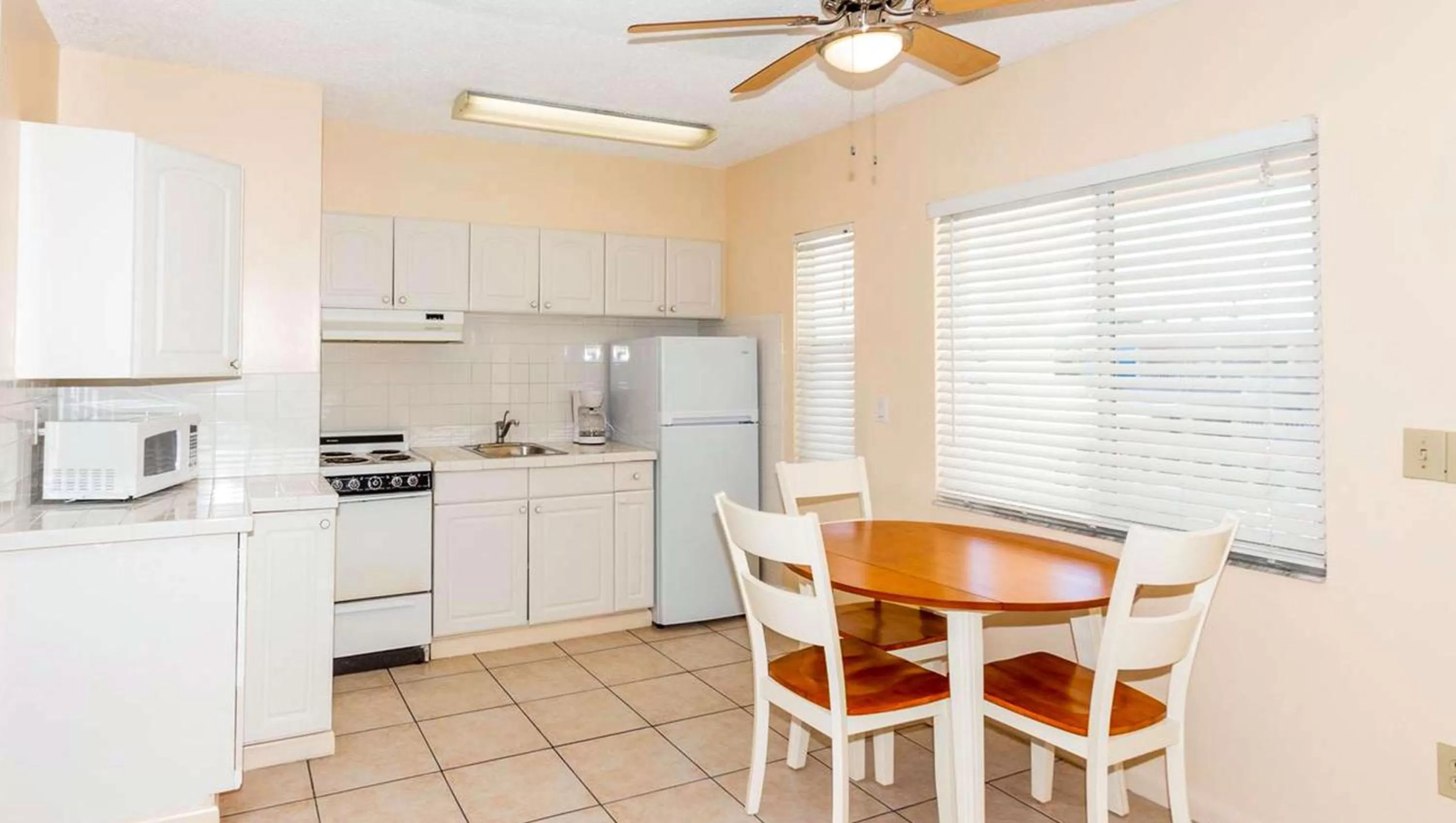 Kitchen or kitchenette in Belleair Beach Resort Motel