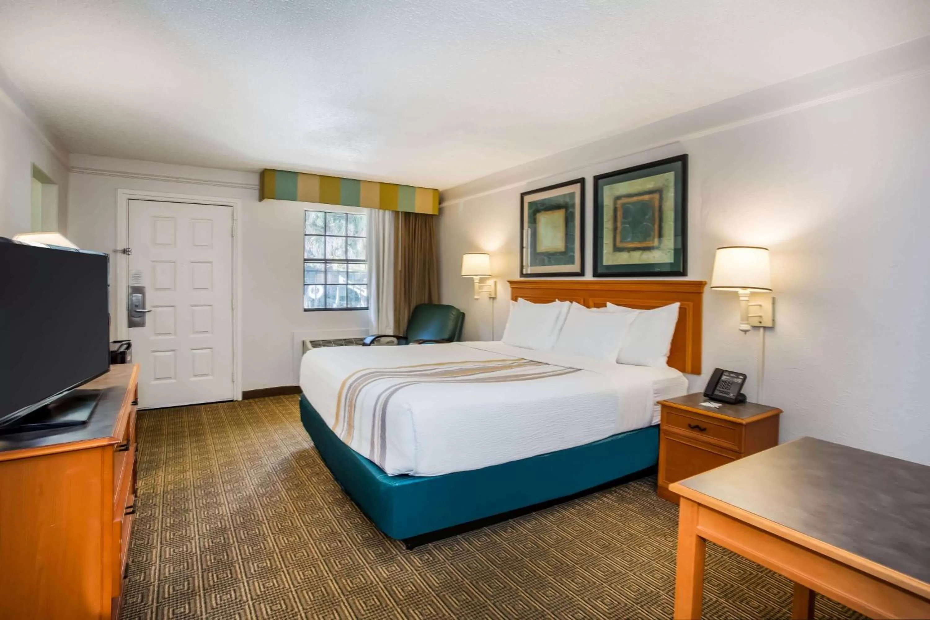 Photo of the whole room, Bed in La Quinta Inn by Wyndham Tallahassee North