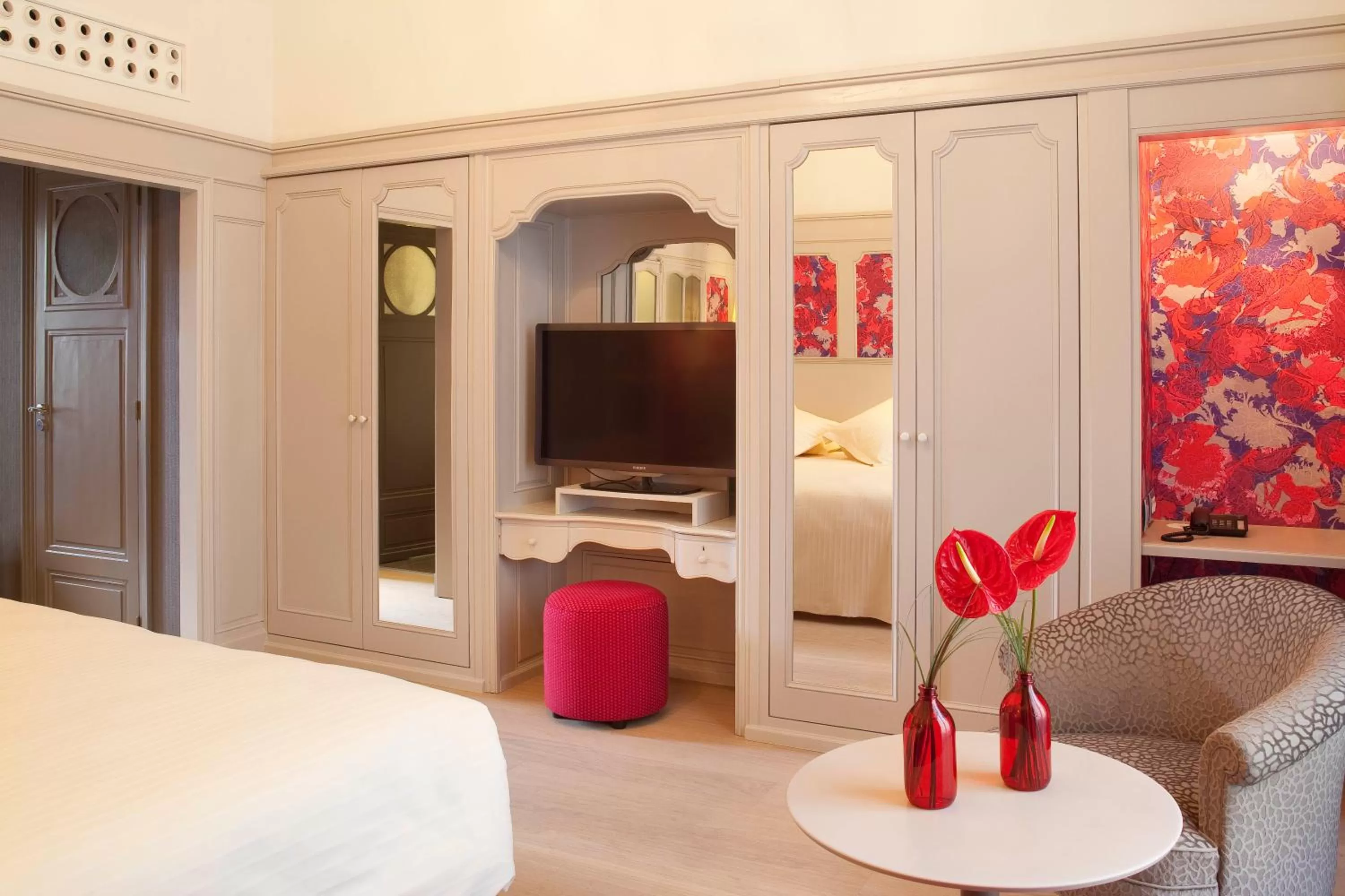 TV and multimedia, Bed in Hôtel & SPA Oceania L'Univers Tours