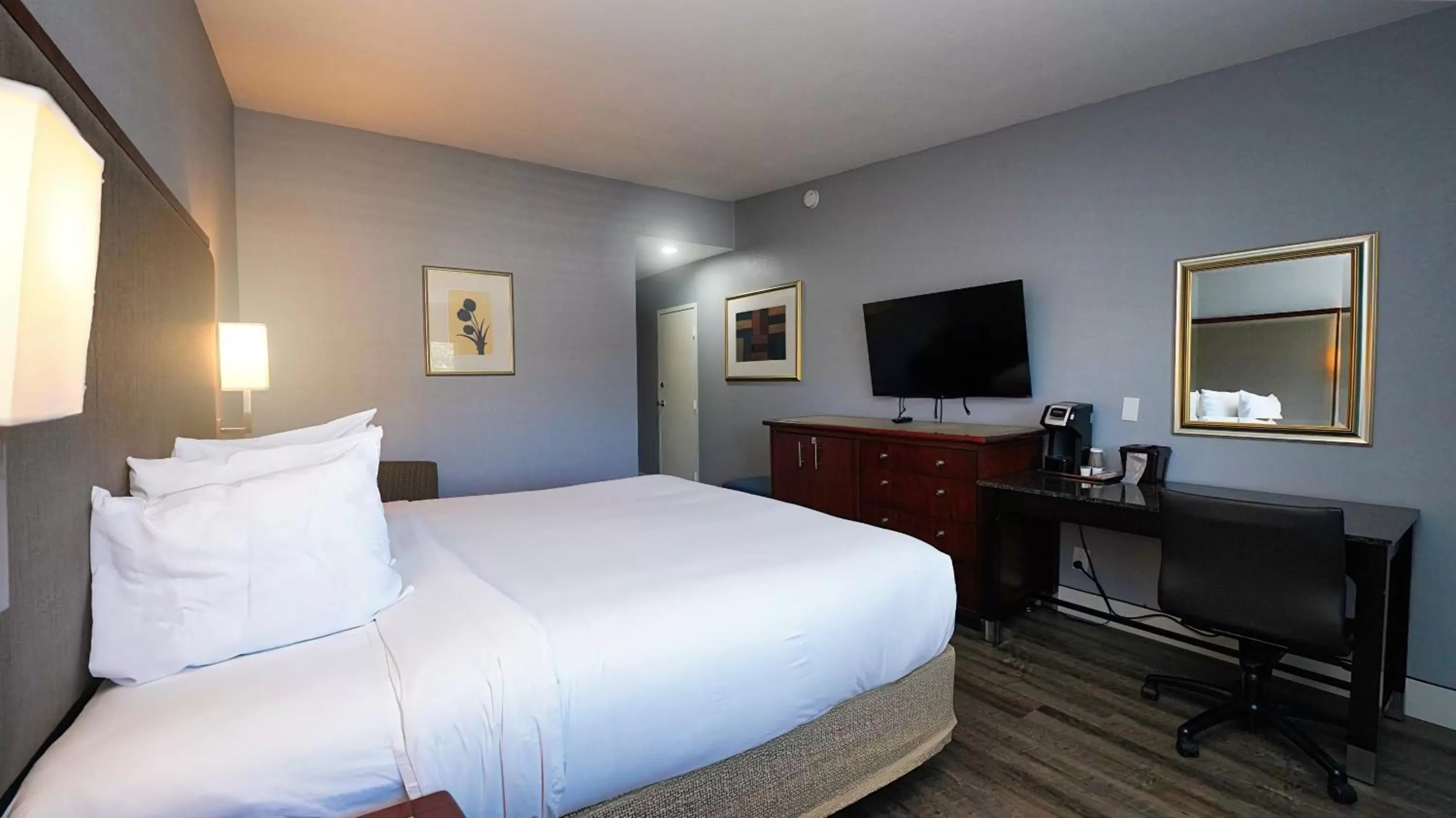 Bedroom, Bed in SeaSide Inn & Suites