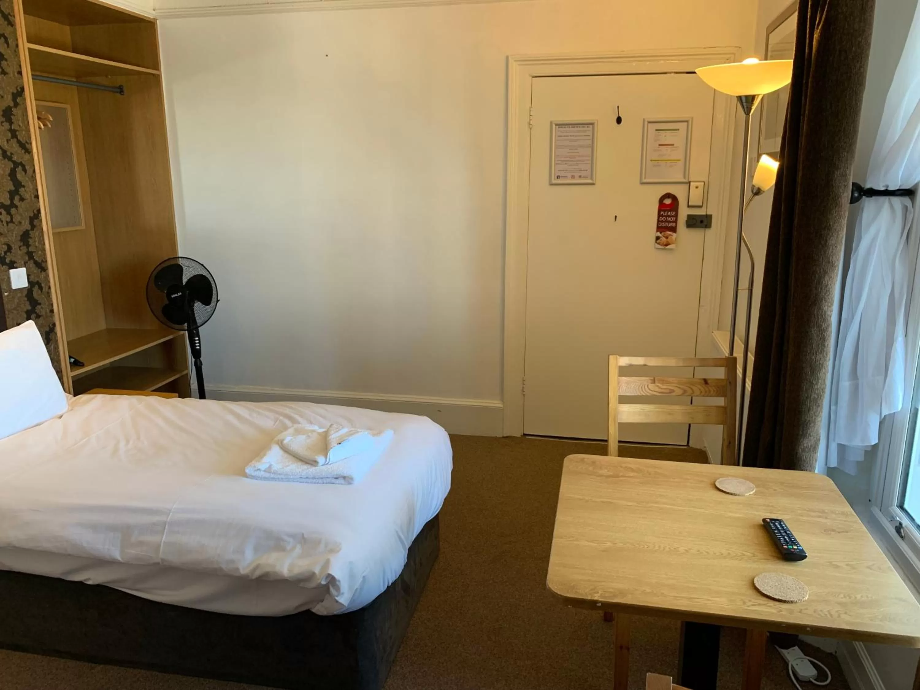 Bedroom, Bed in The Royal Clarence Hotel (on the Seafront)