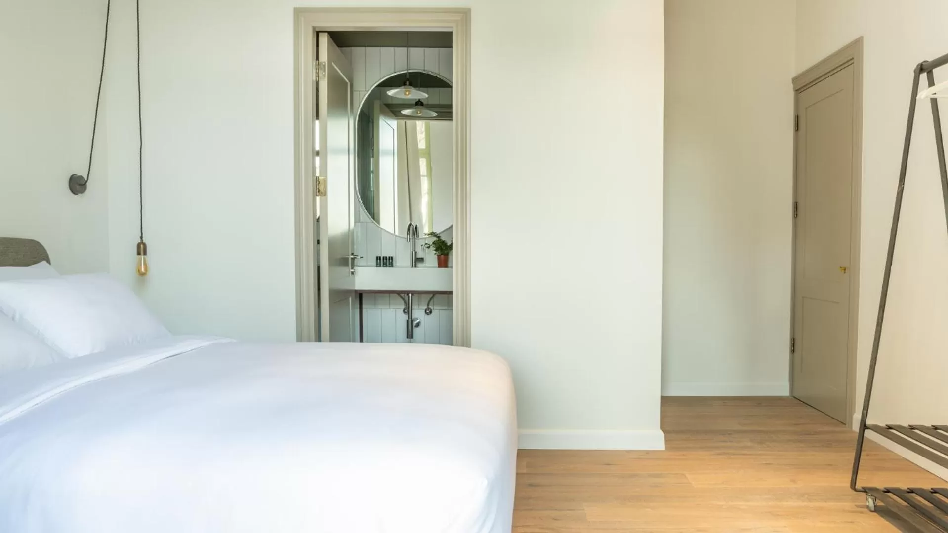 Queen Room with Balcony in Ruby