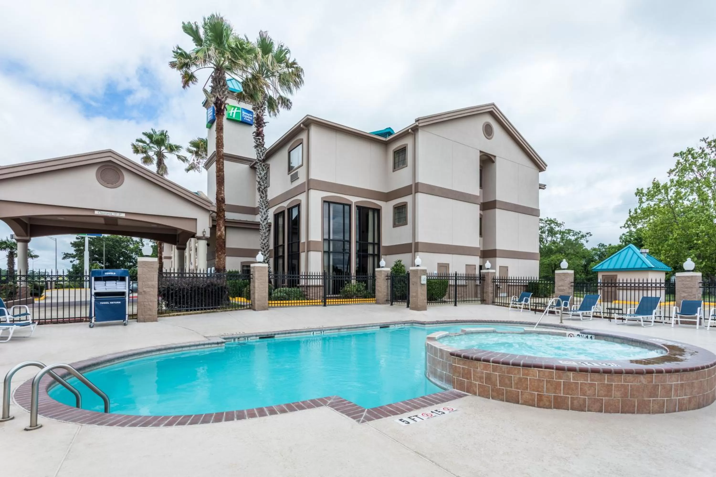 Swimming pool in Holiday Inn Express Hotel and Suites Lake Charles by IHG