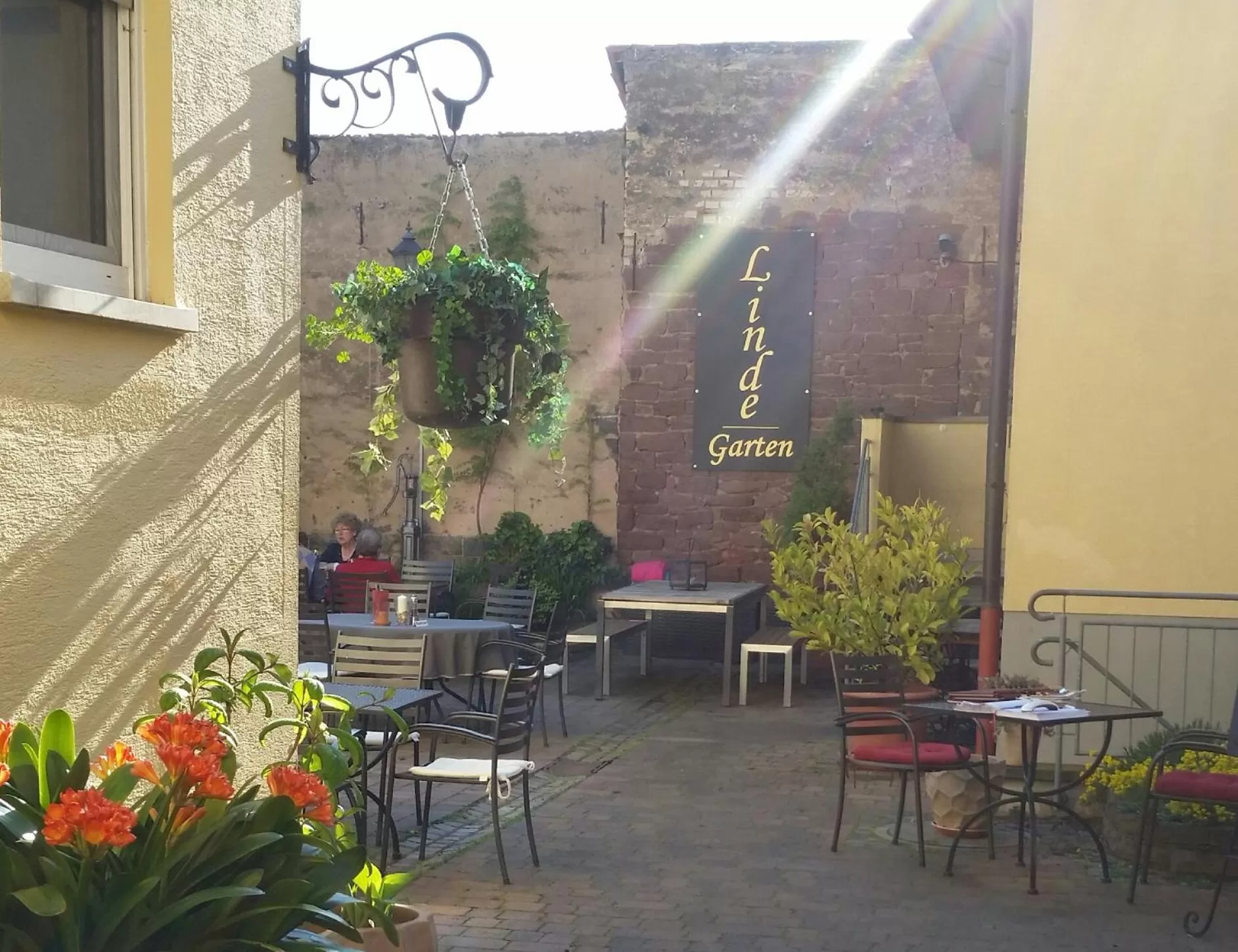 Patio, Restaurant/Places to Eat in Linde Restaurant & Hotel