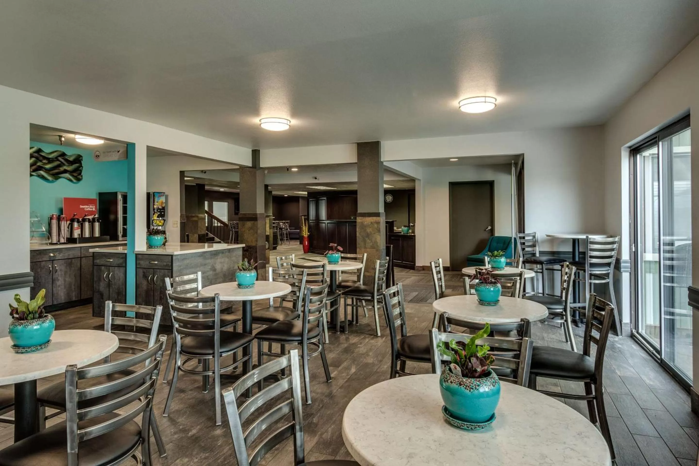 Restaurant/places to eat in SureStay Plus Hotel by Best Western Post Falls