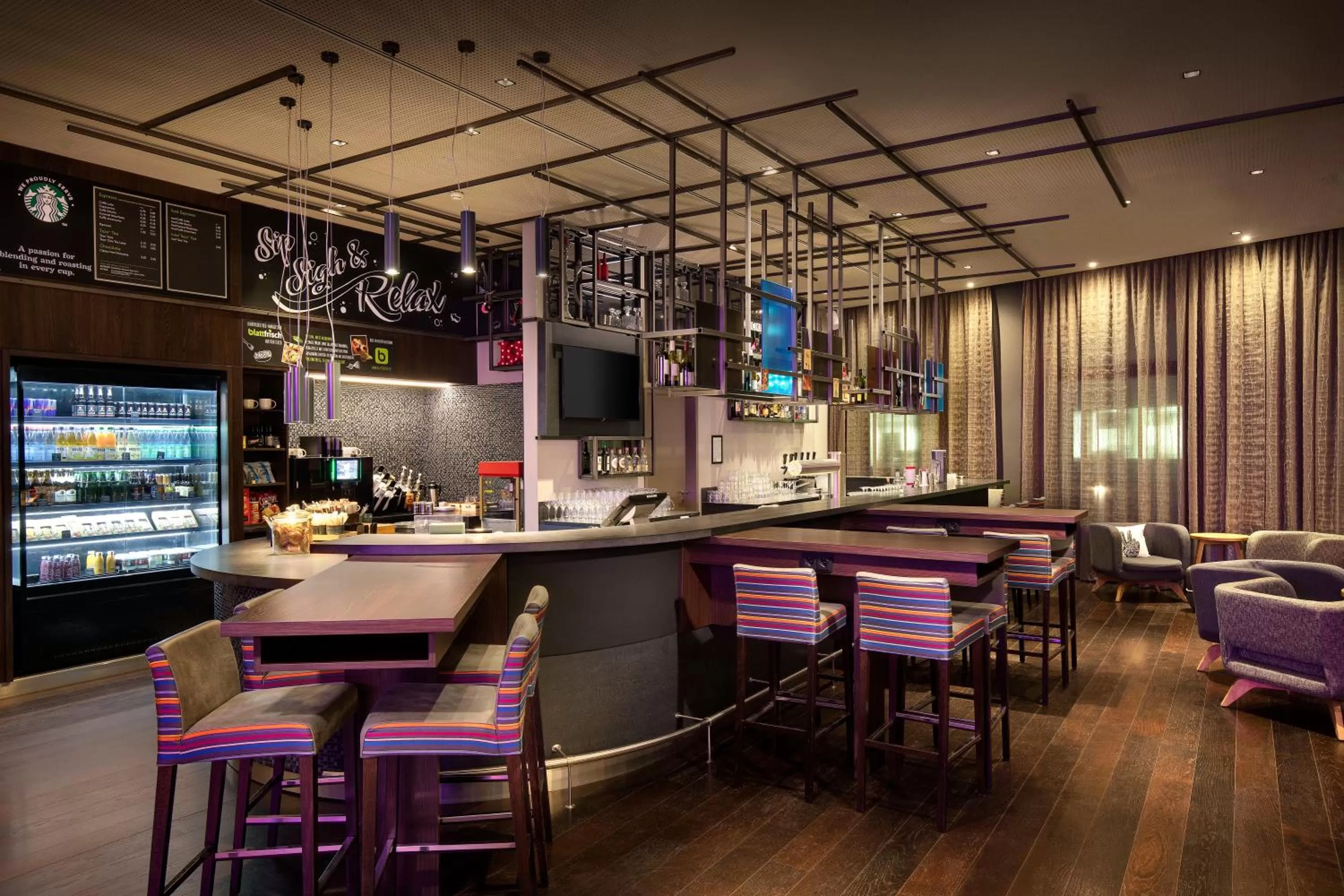 Lounge or bar in Holiday Inn Hamburg - City Nord by IHG