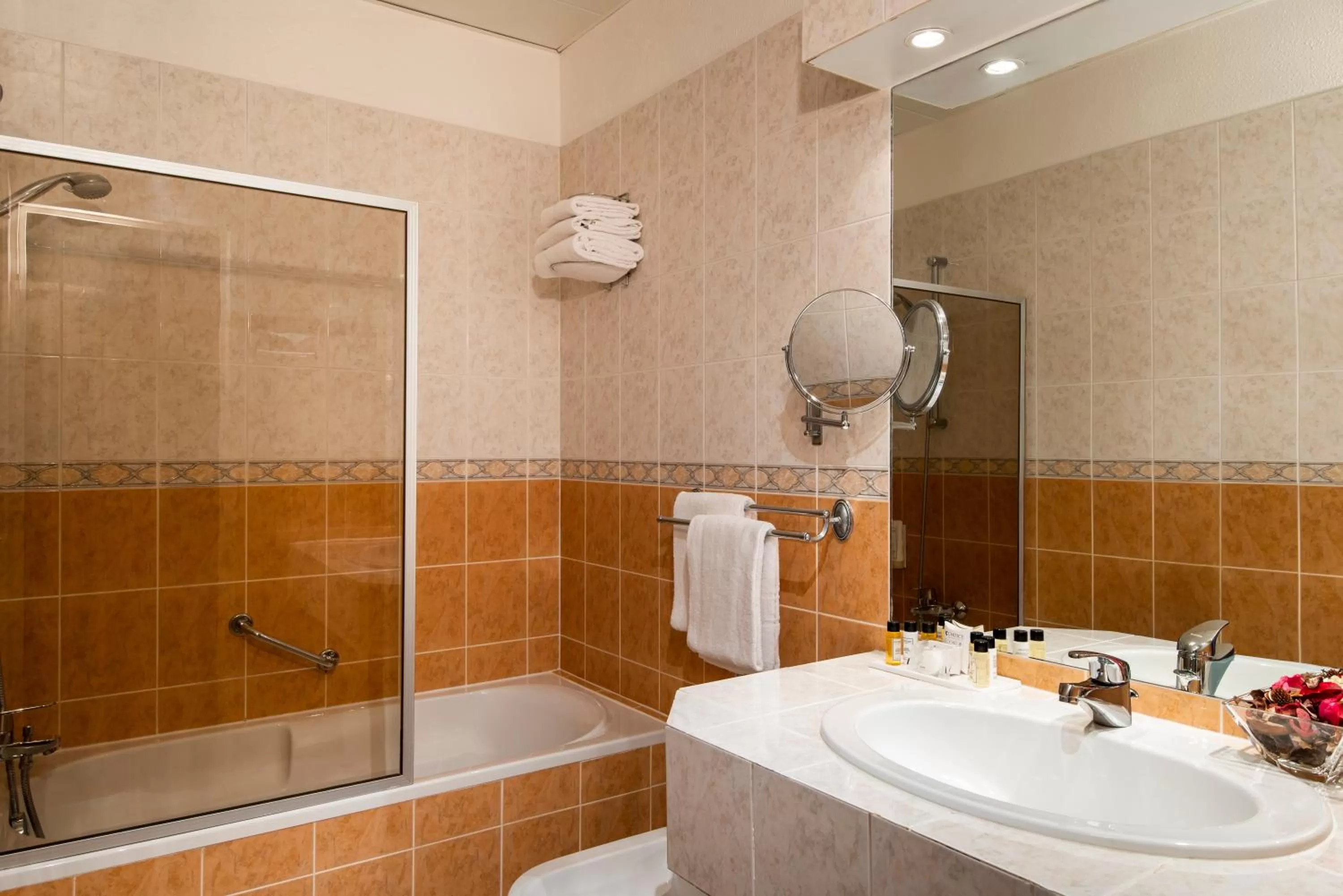 Bathroom in Abaca Messidor by Happyculture