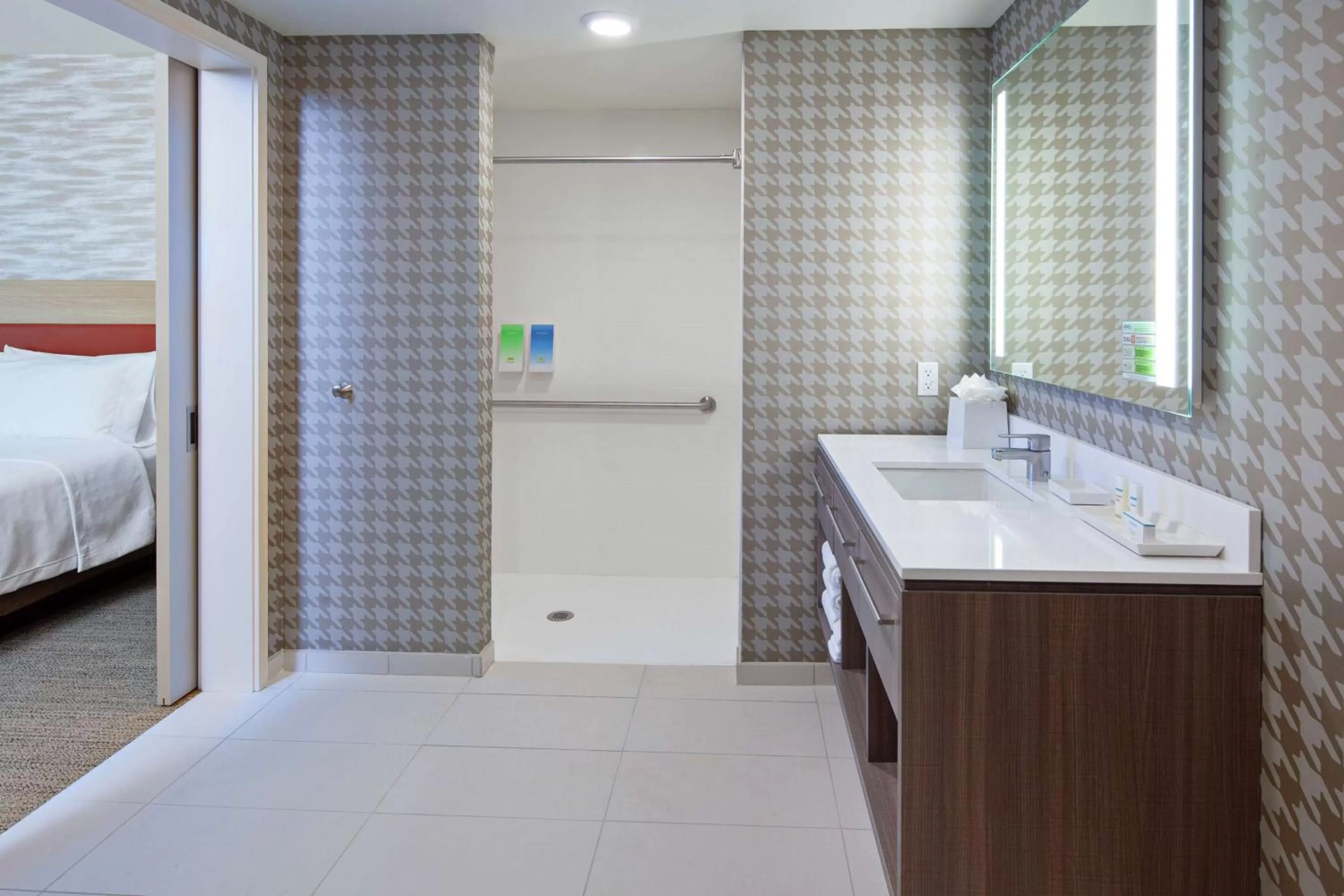 Bathroom, Bed in Home2 Suites By Hilton Alameda Oakland Airport