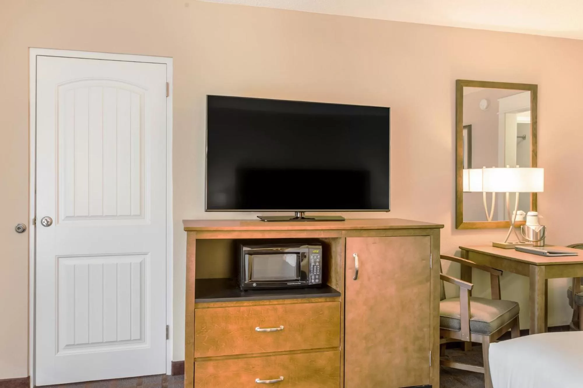 TV and multimedia, TV/Entertainment Center in Red Lion Inn & Suites Branson