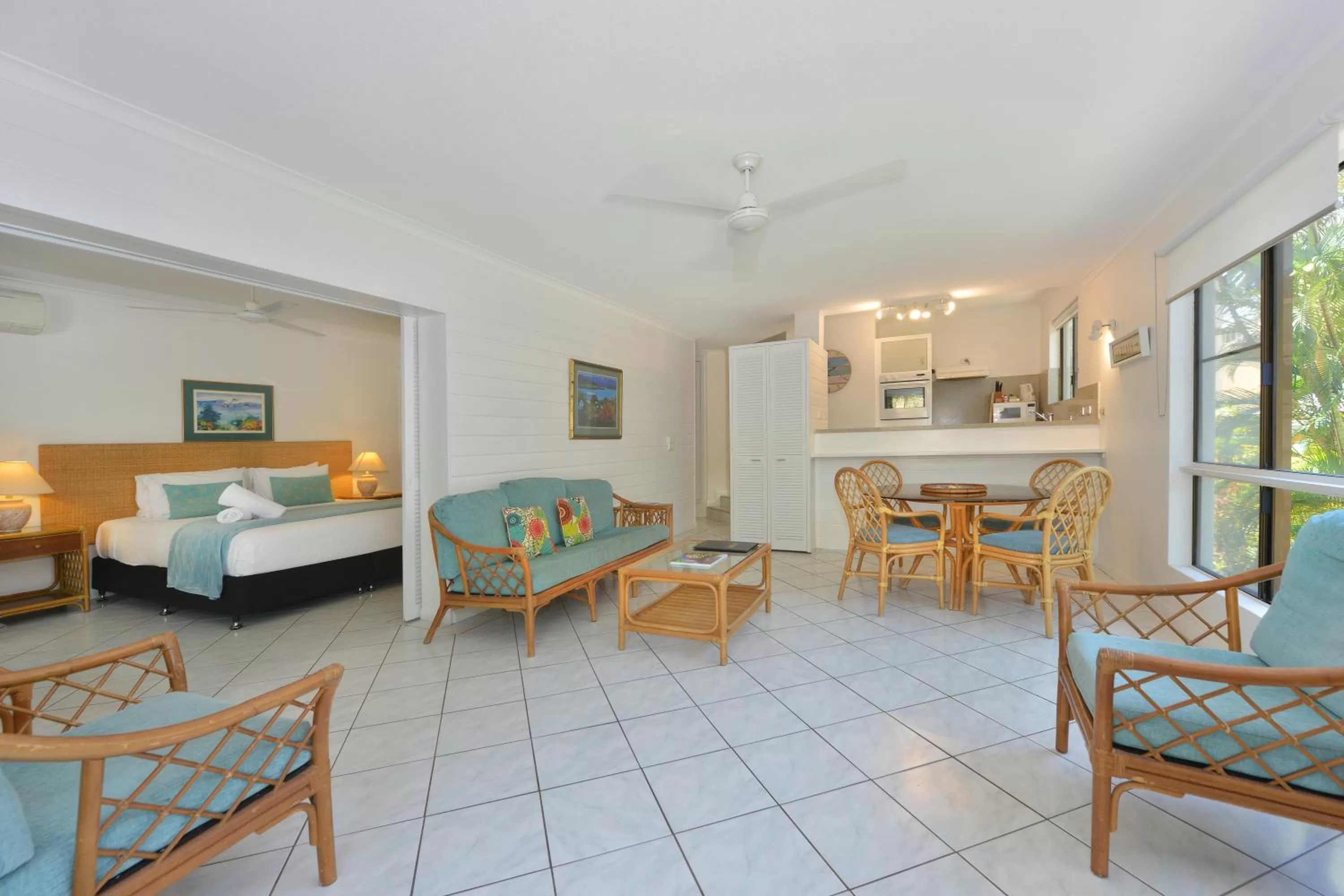 Kitchen or kitchenette, Bed in Driftwood Mantaray - Official Onsite Reception and Check In
