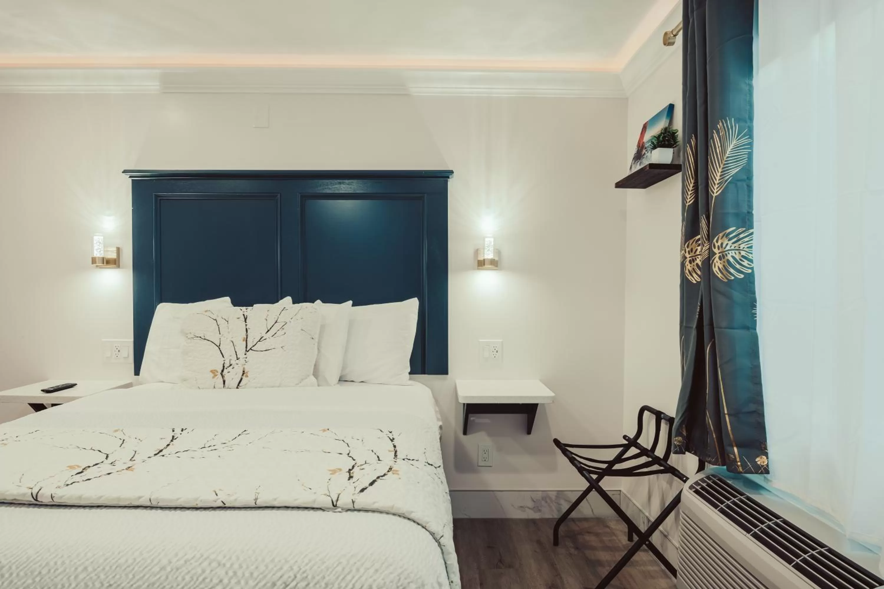 Bed in Blufftop Inn & Suites - Wharf/Restaurant District