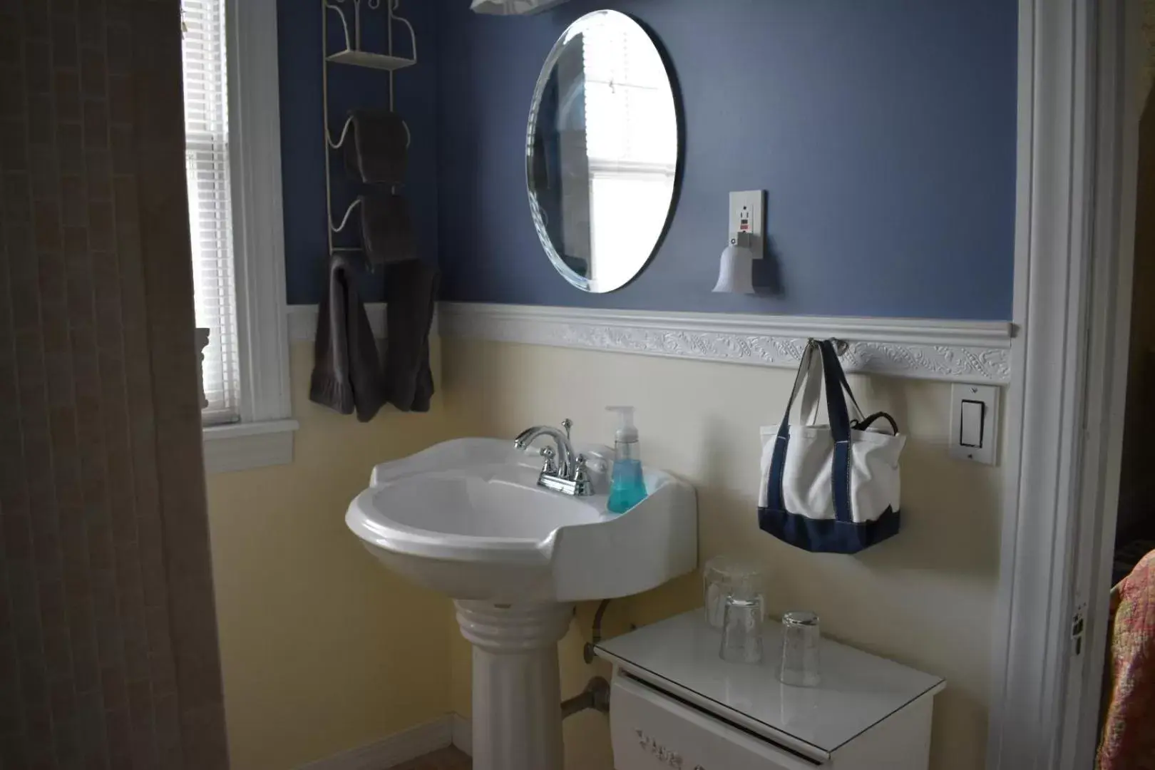 Classic King Room - Pet Friendly in Canterbury Cottage Bed & Breakfast Classic King Room - Pet Friendly in Canterbury Cottage Bed & Breakfast