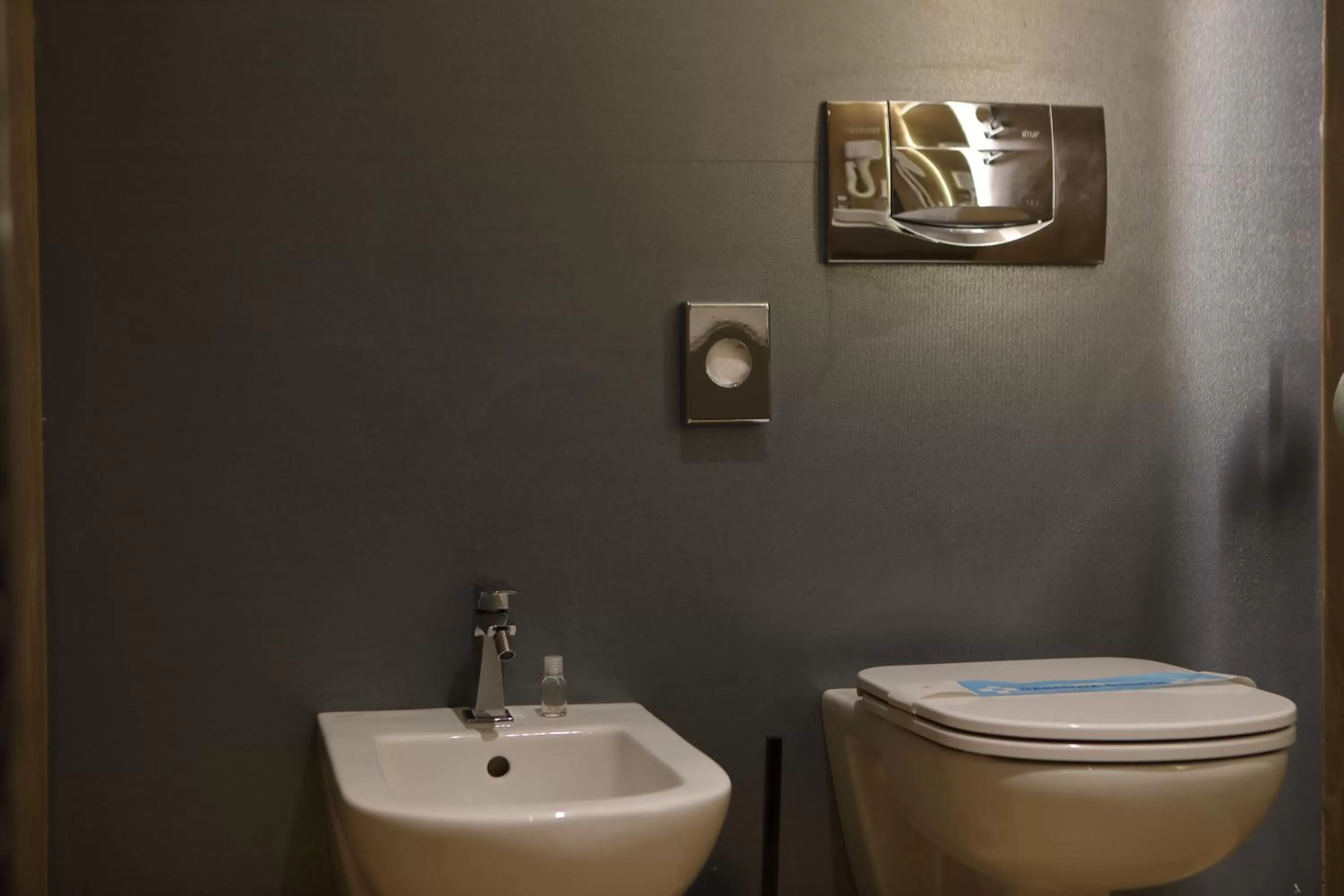 Toilet in Hotel Bell'arrivo by Dori