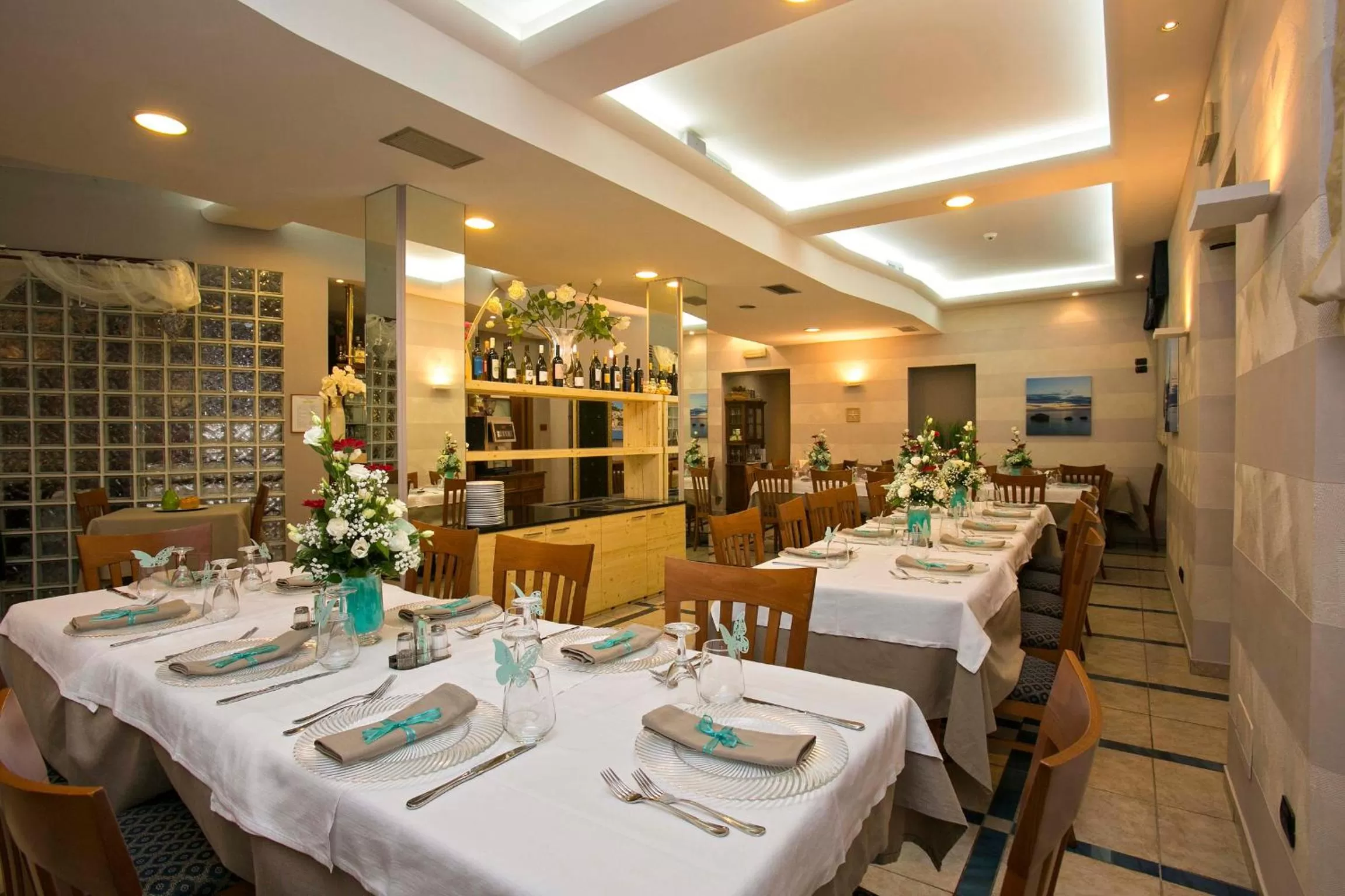 Restaurant/places to eat in Hotel lo Squalo