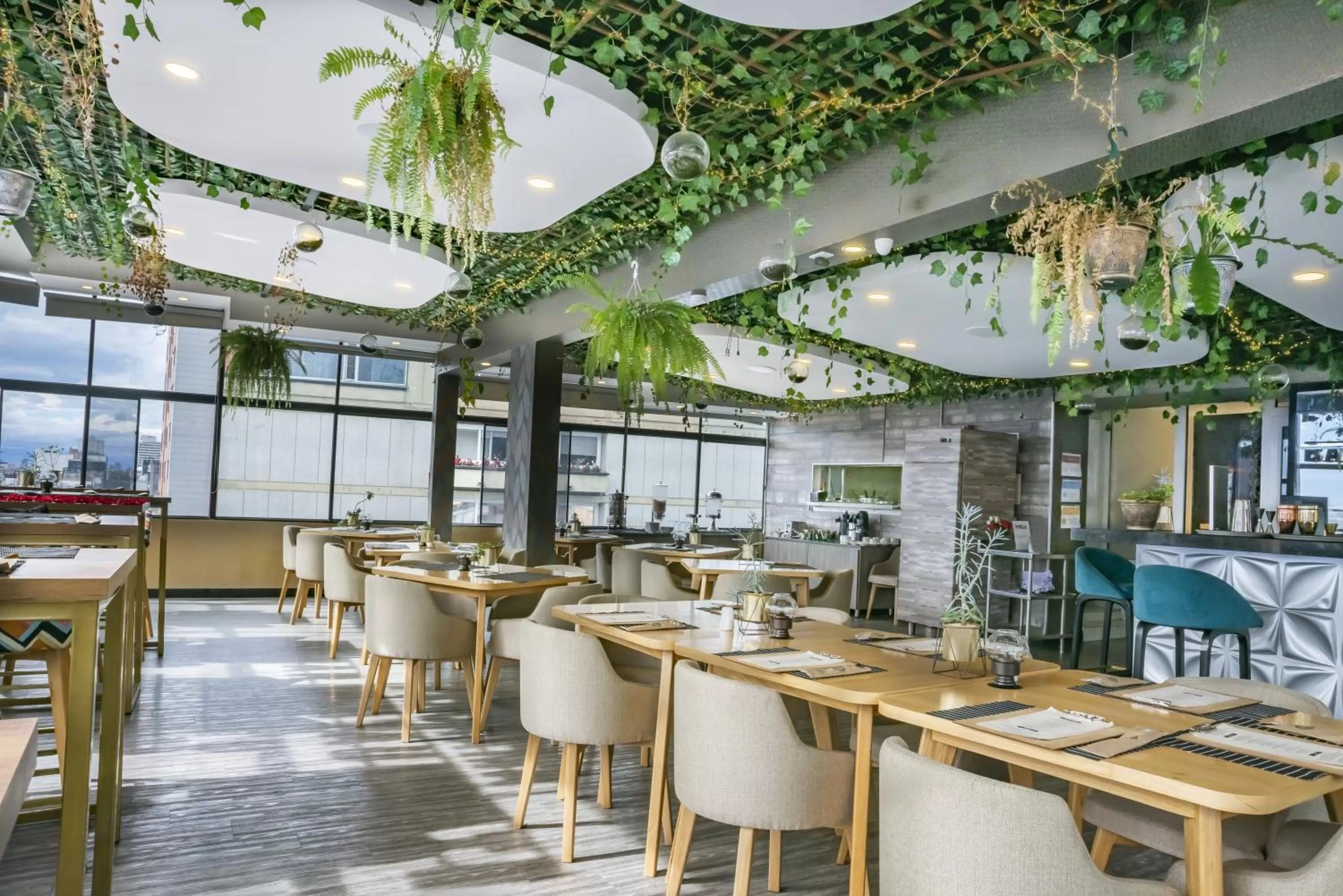 Restaurant/places to eat in Hotel Express 53